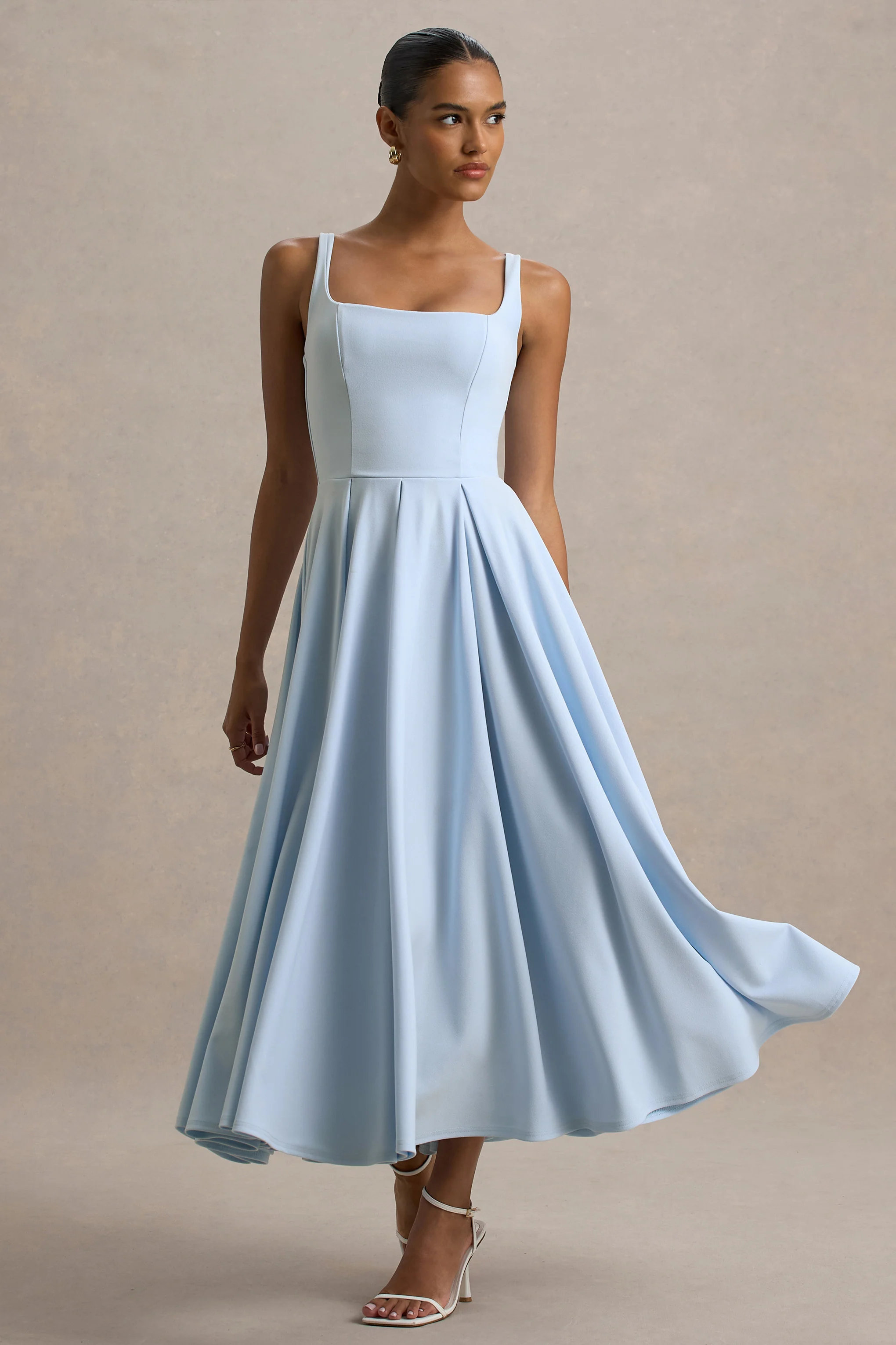 Parina | Robe mi-longue bleu poudré à bretelles et ourlet volumineux - Image 5