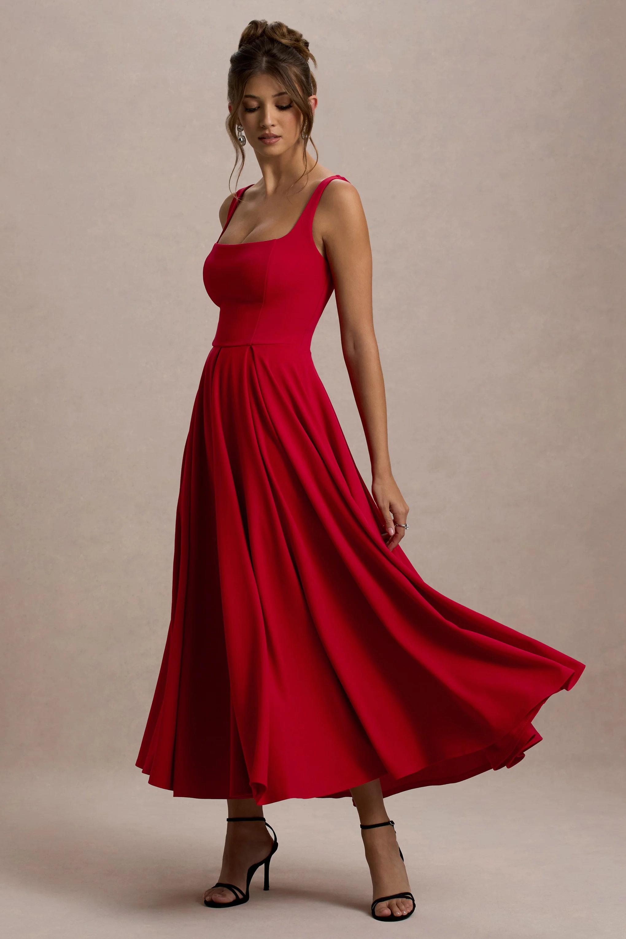 Parina | Robe Mi-Longue Rouge à Bretelles avec Ourlet Volumineux - Image 4