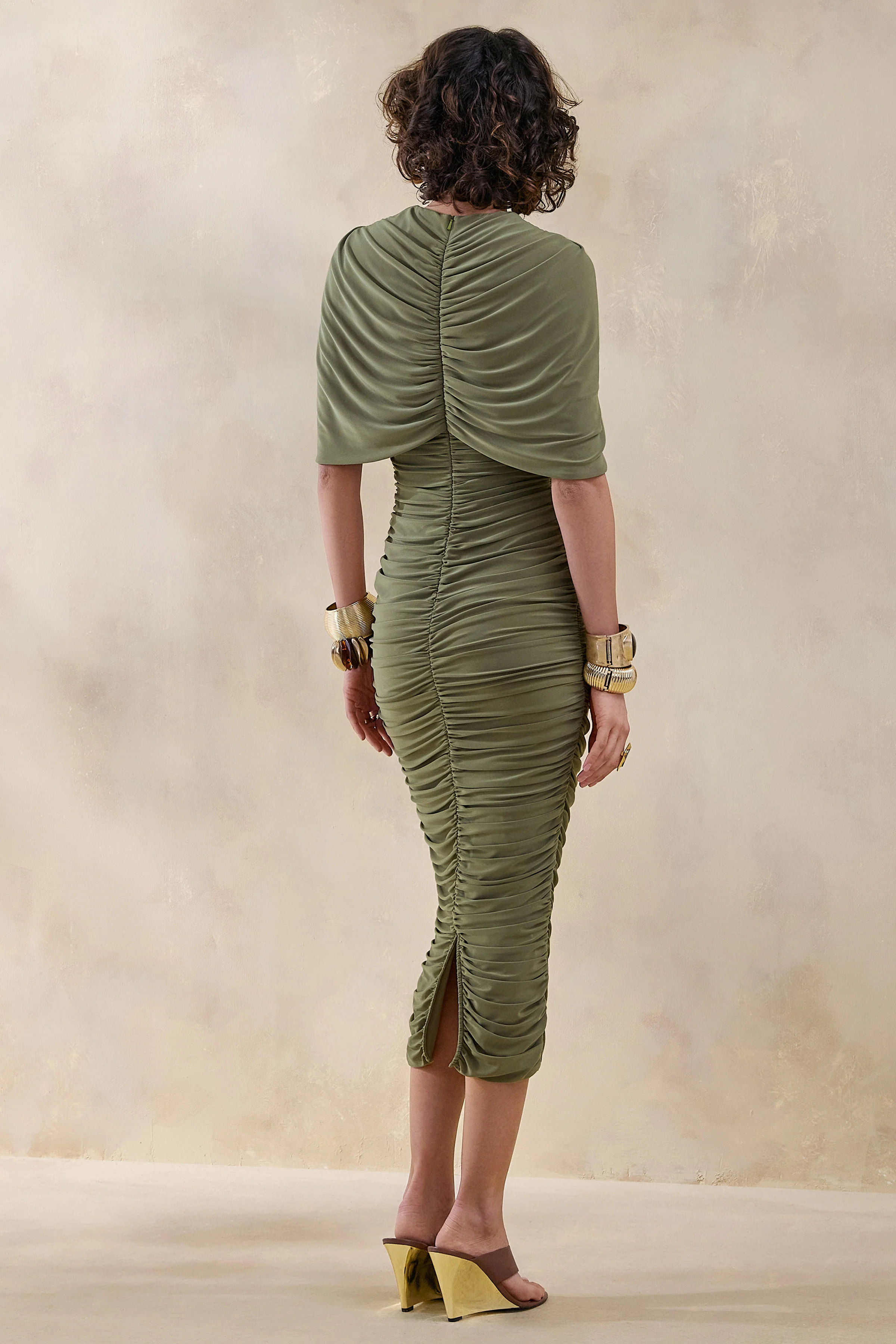 Parisia | Robe mi-longue olive à encolure ronde avec détail cape - Image 2