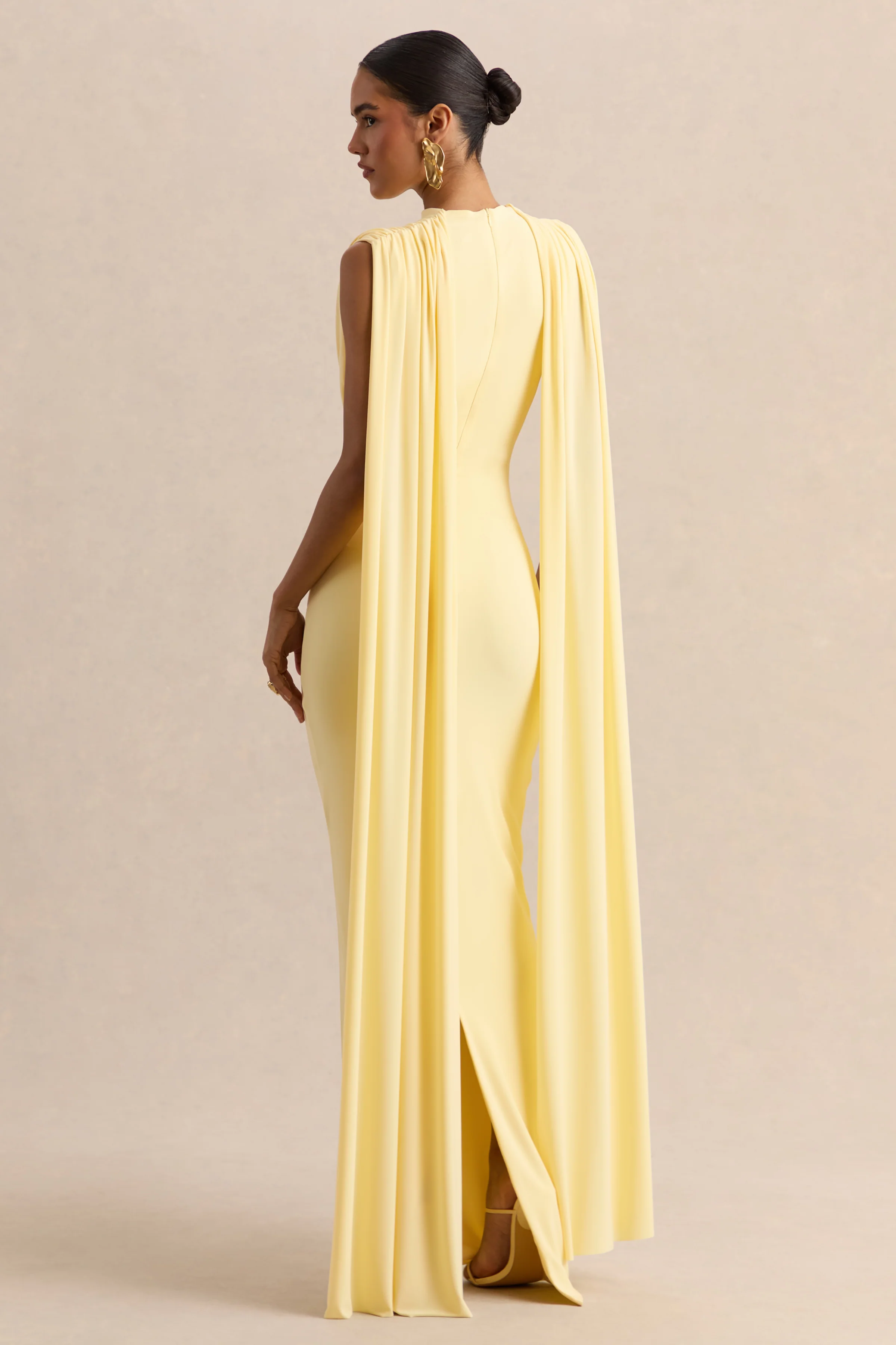 Patrina | Robe longue citron à encolure montante avec détails drapés et manches cape - Image 2