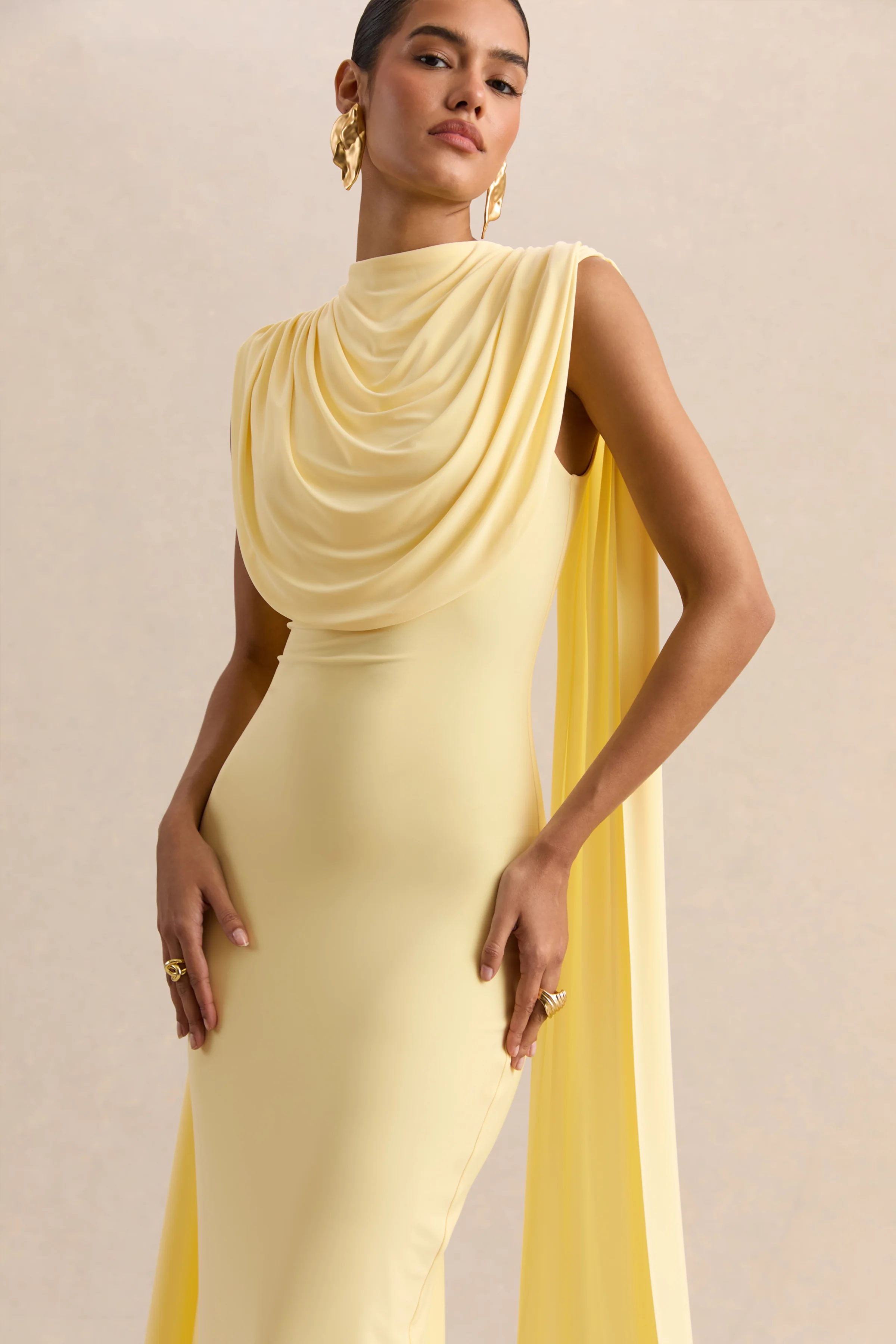 Patrina | Robe longue citron à encolure montante avec détails drapés et manches cape - Image 3