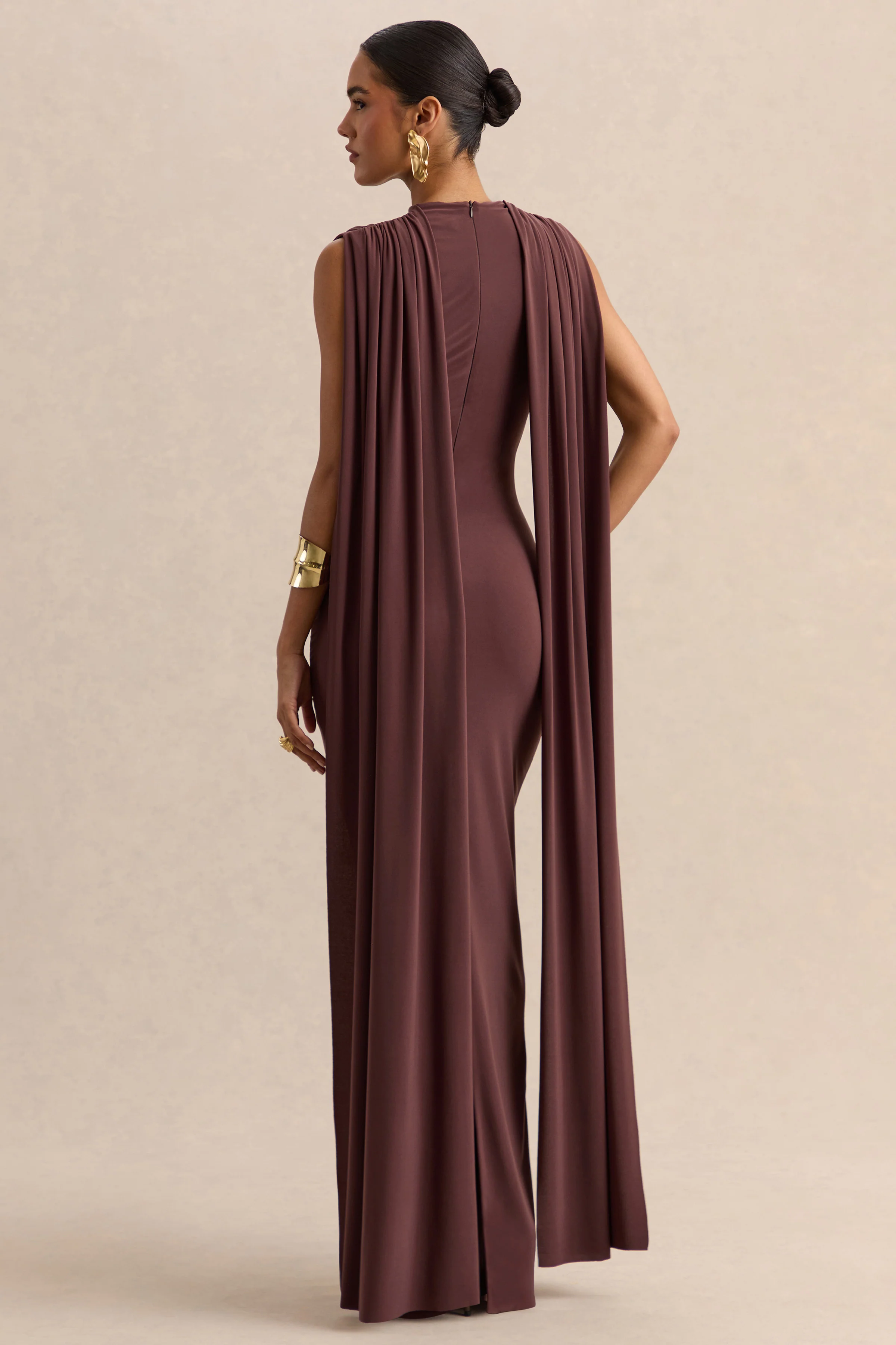 Patrina | Robe longue marron à encolure montante avec détails drapés et manches cape - Image 2
