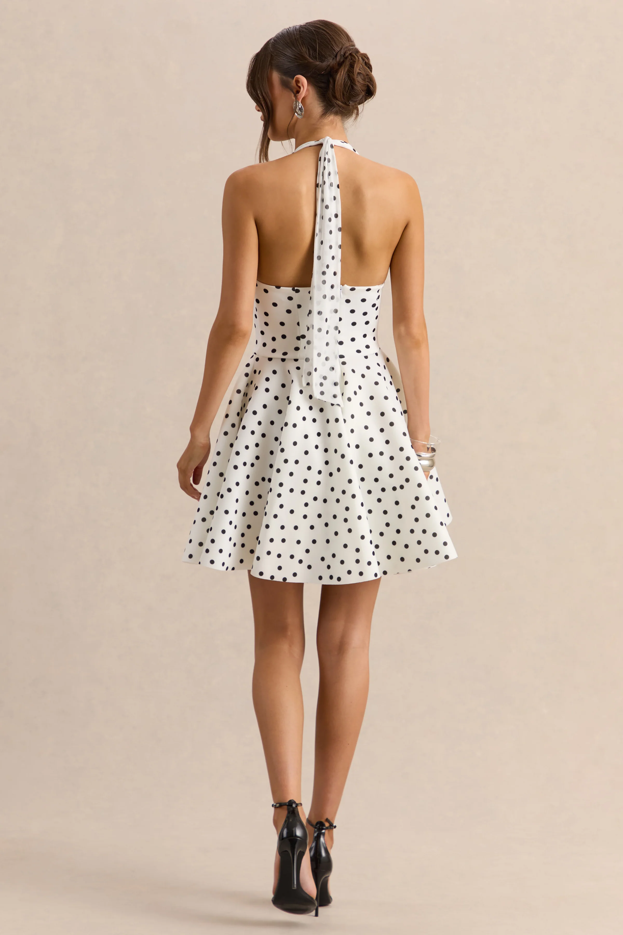 Peggy | Mini-robe patineuse à pois noirs et blancs à encolure dos-nu - Image 2