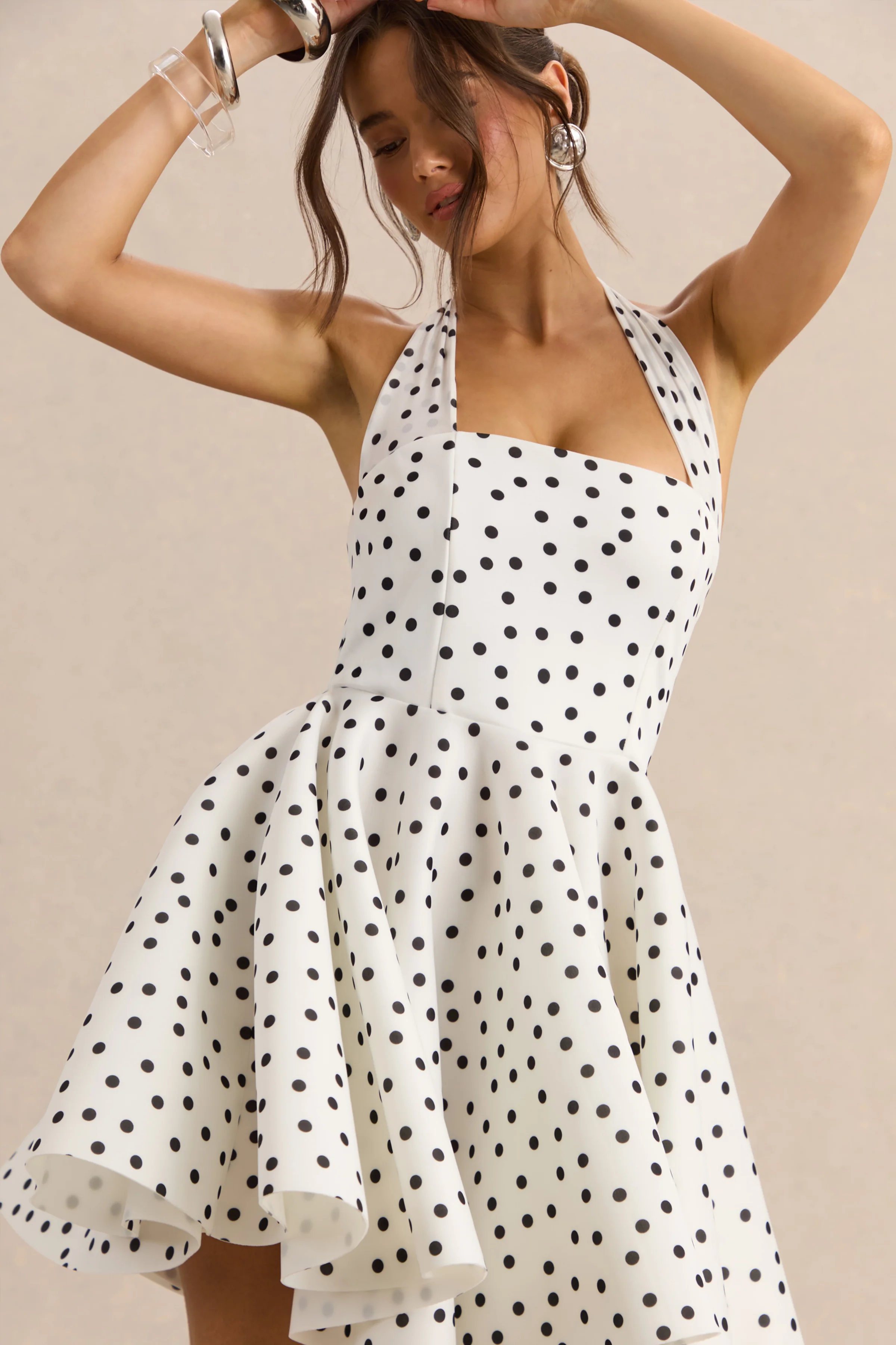 Peggy | Mini-robe patineuse à pois noirs et blancs à encolure dos-nu - Image 3