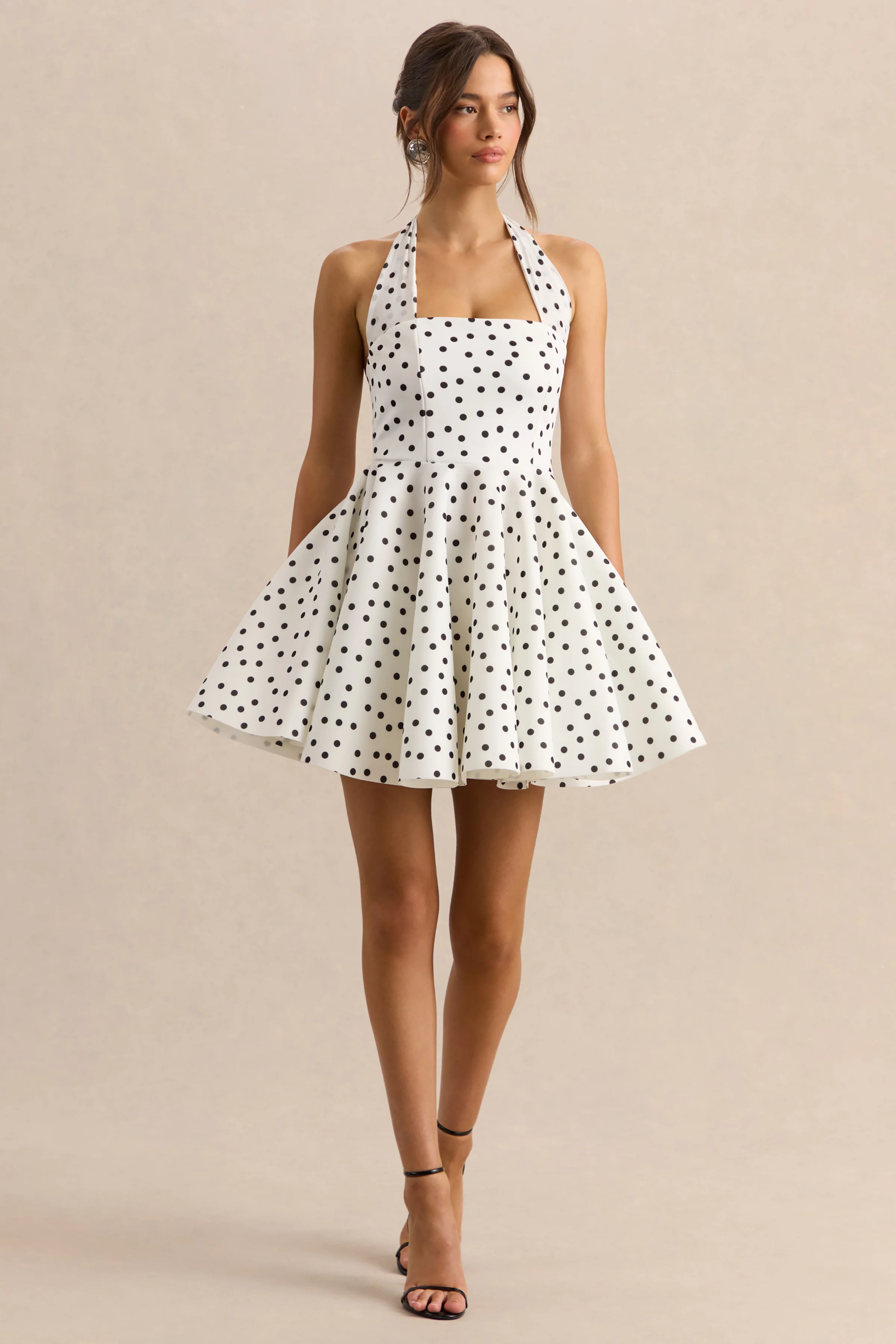 Peggy | Mini-robe patineuse à pois noirs et blancs à encolure dos-nu - Image 4