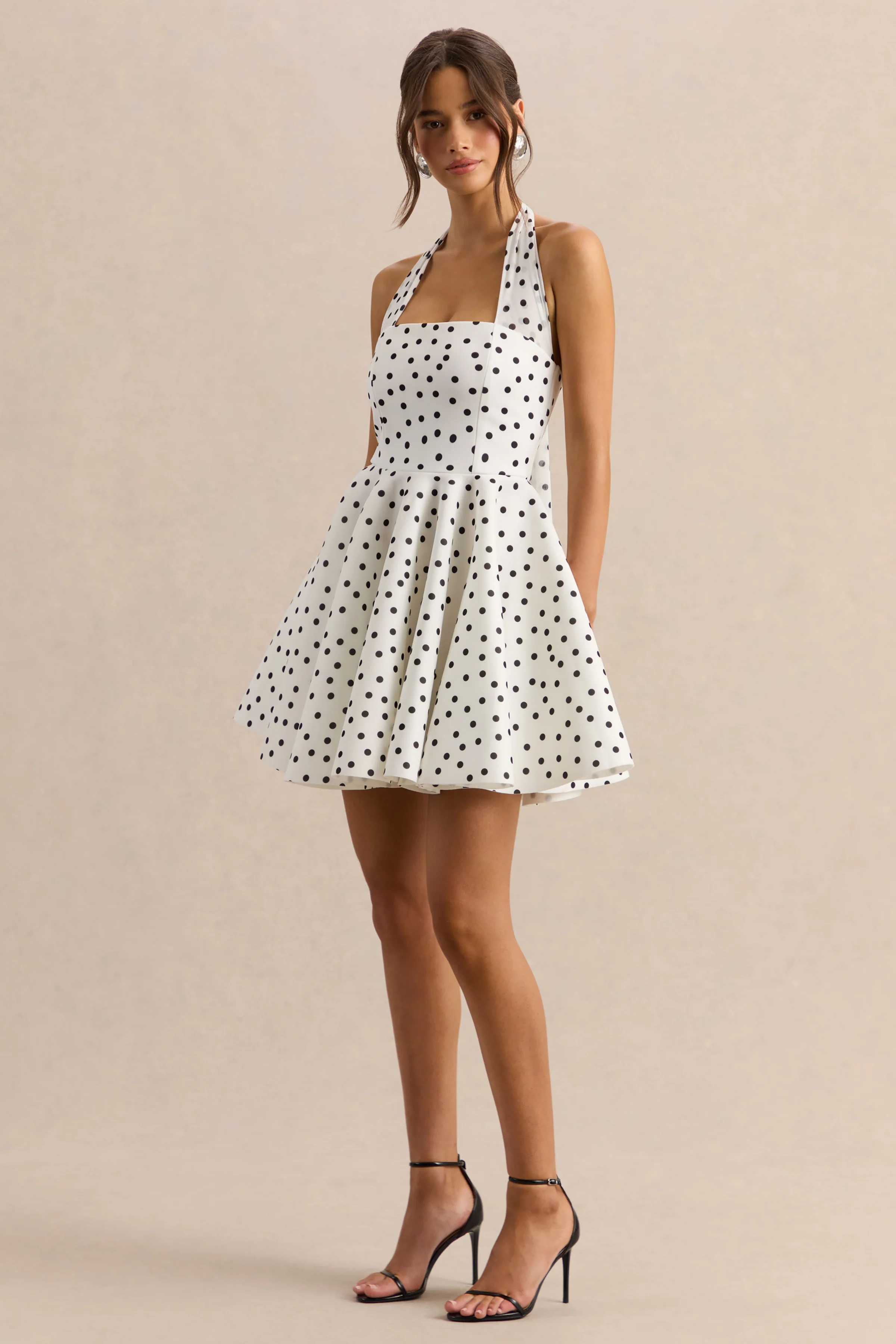 Peggy | Mini-robe patineuse à pois noirs et blancs à encolure dos-nu - Image 6