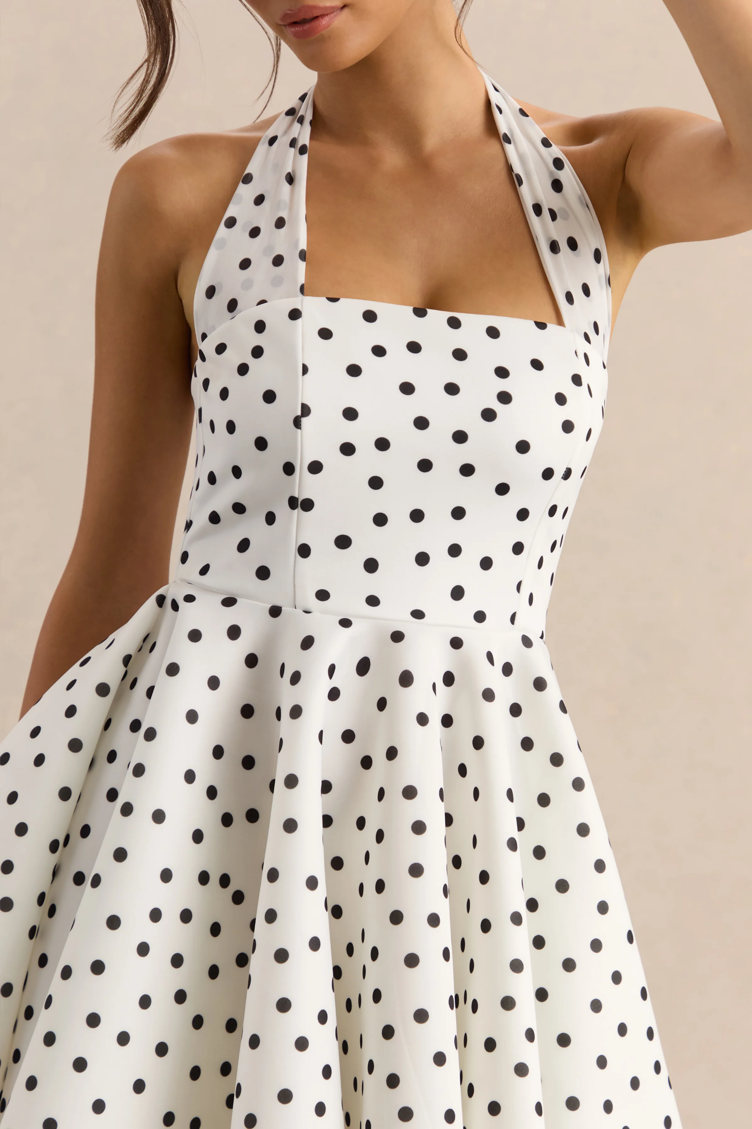 Peggy | Mini-robe patineuse à pois noirs et blancs à encolure dos-nu - Image 7