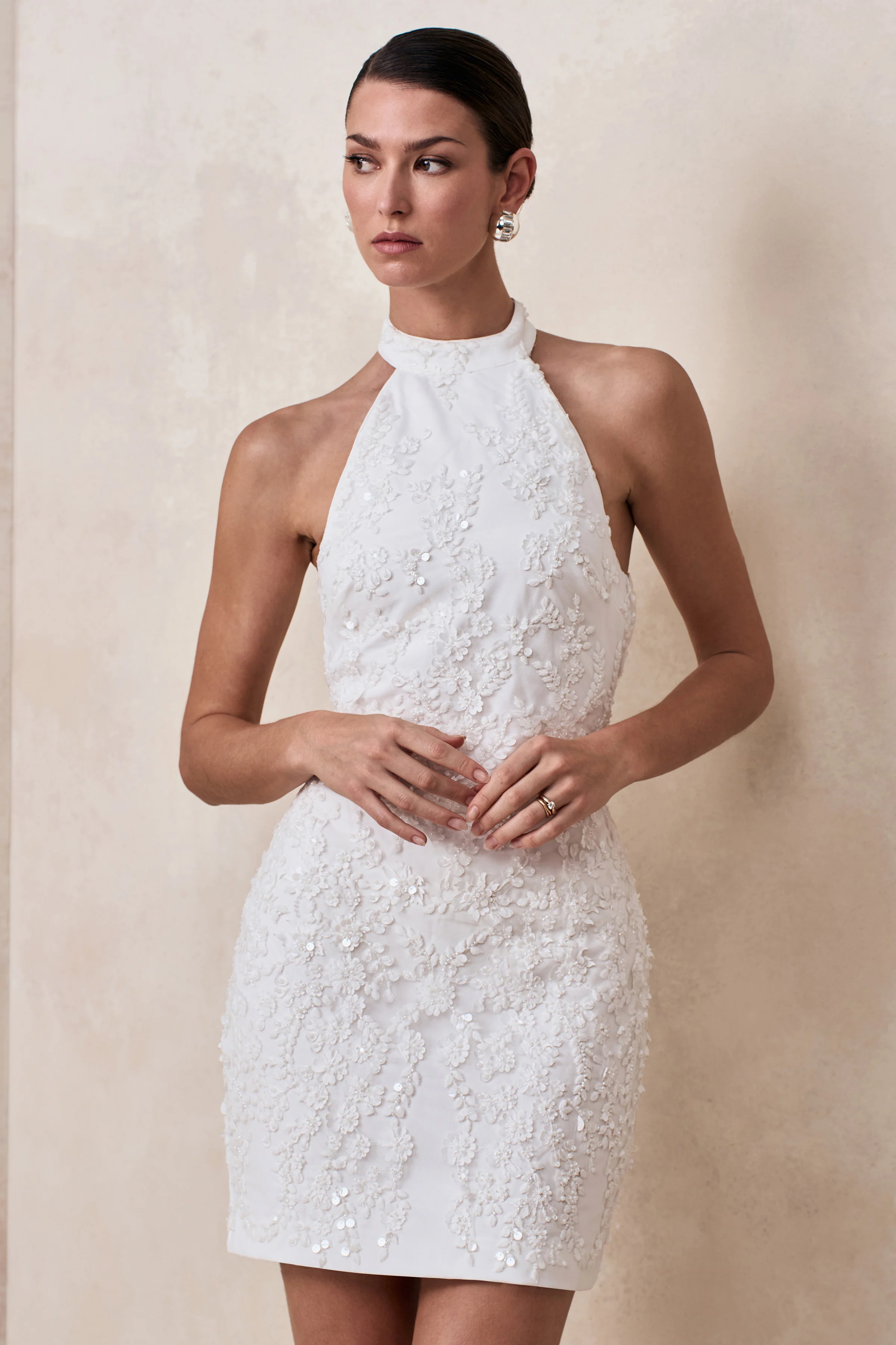 Penelope | Mini-robe blanche embellie à col montant - Image 3