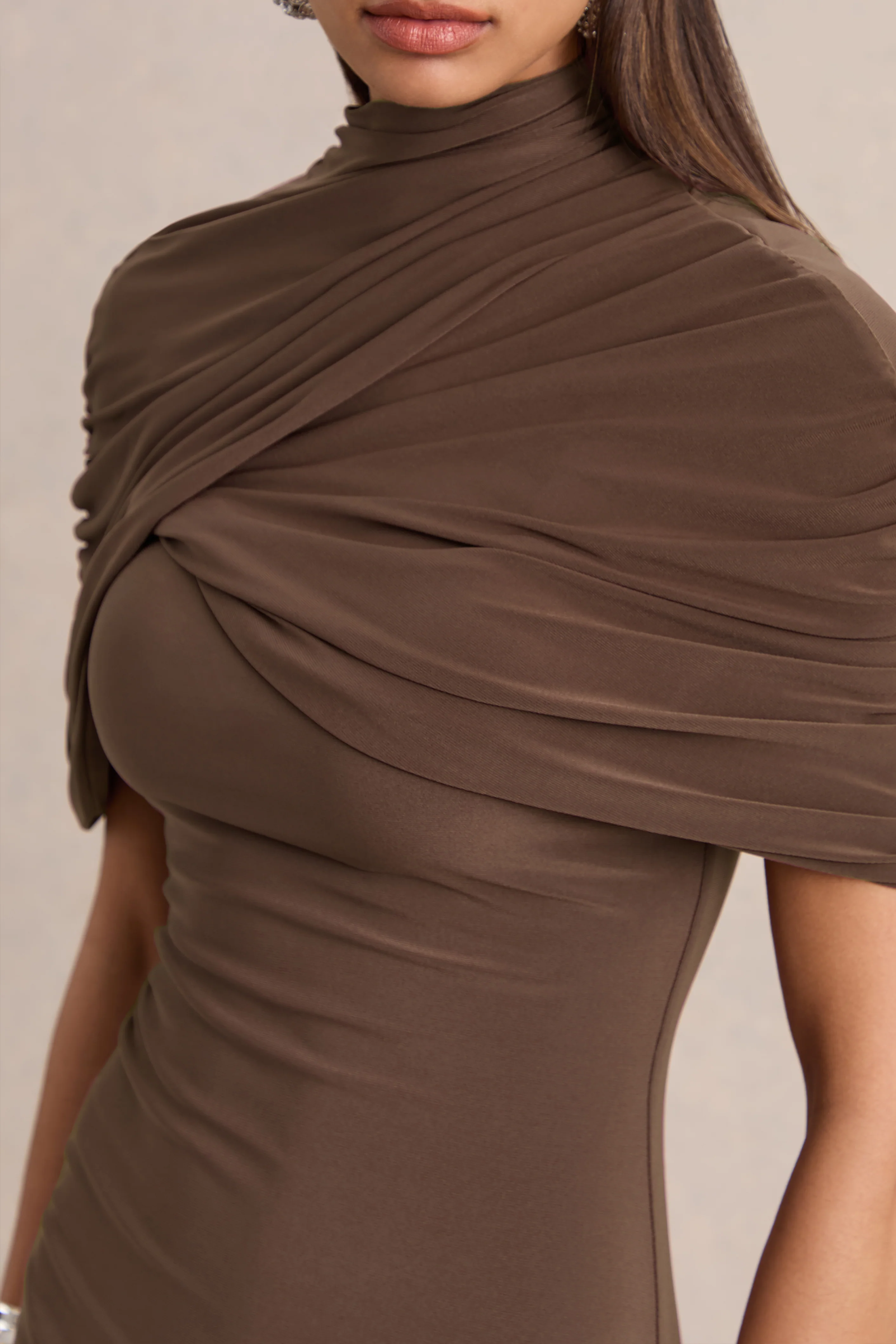 Perdi | Mini-robe bodycon brune avec cape torsadée - Image 6