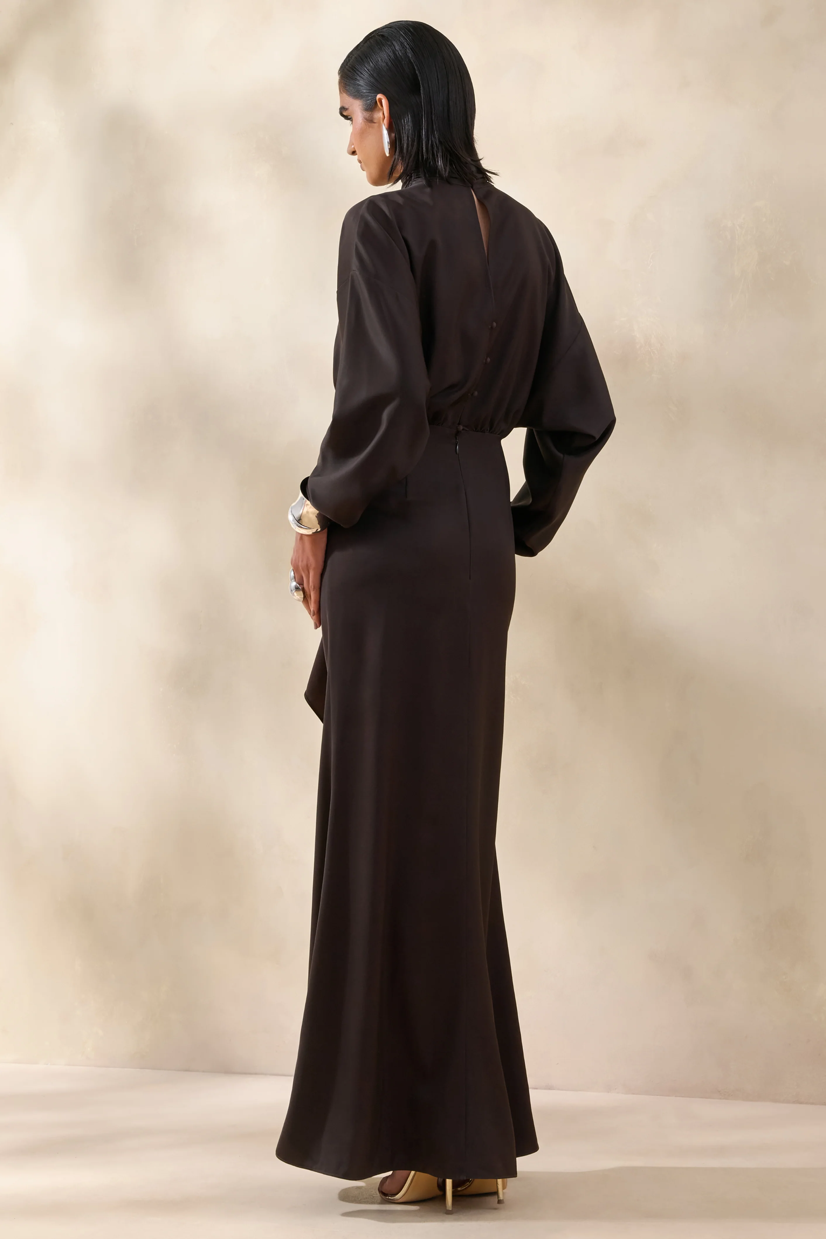 Perla | Robe longue marron foncé à encolure haute avec détails froncés - Image 2