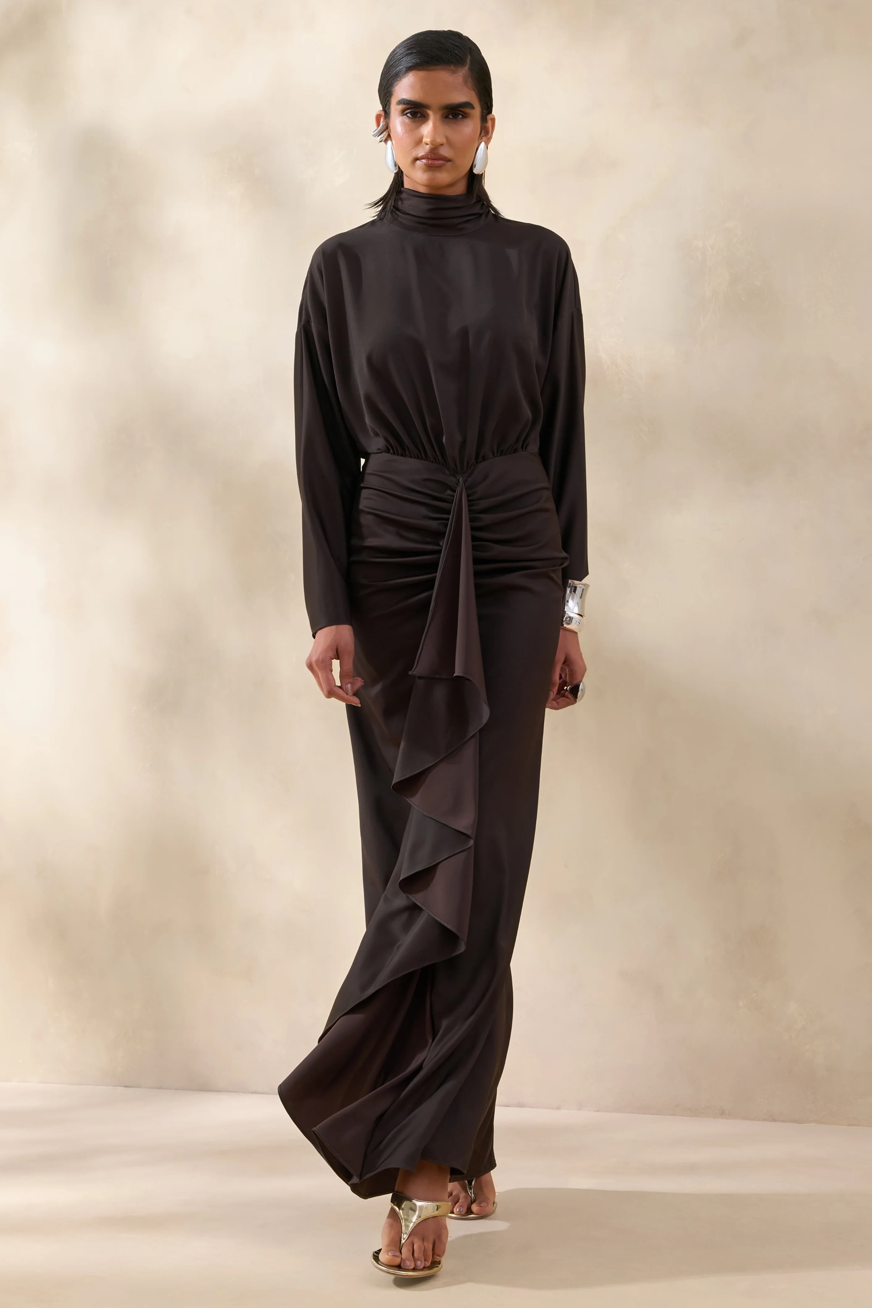 Perla | Robe longue marron foncé à encolure haute avec détails froncés - Image 3