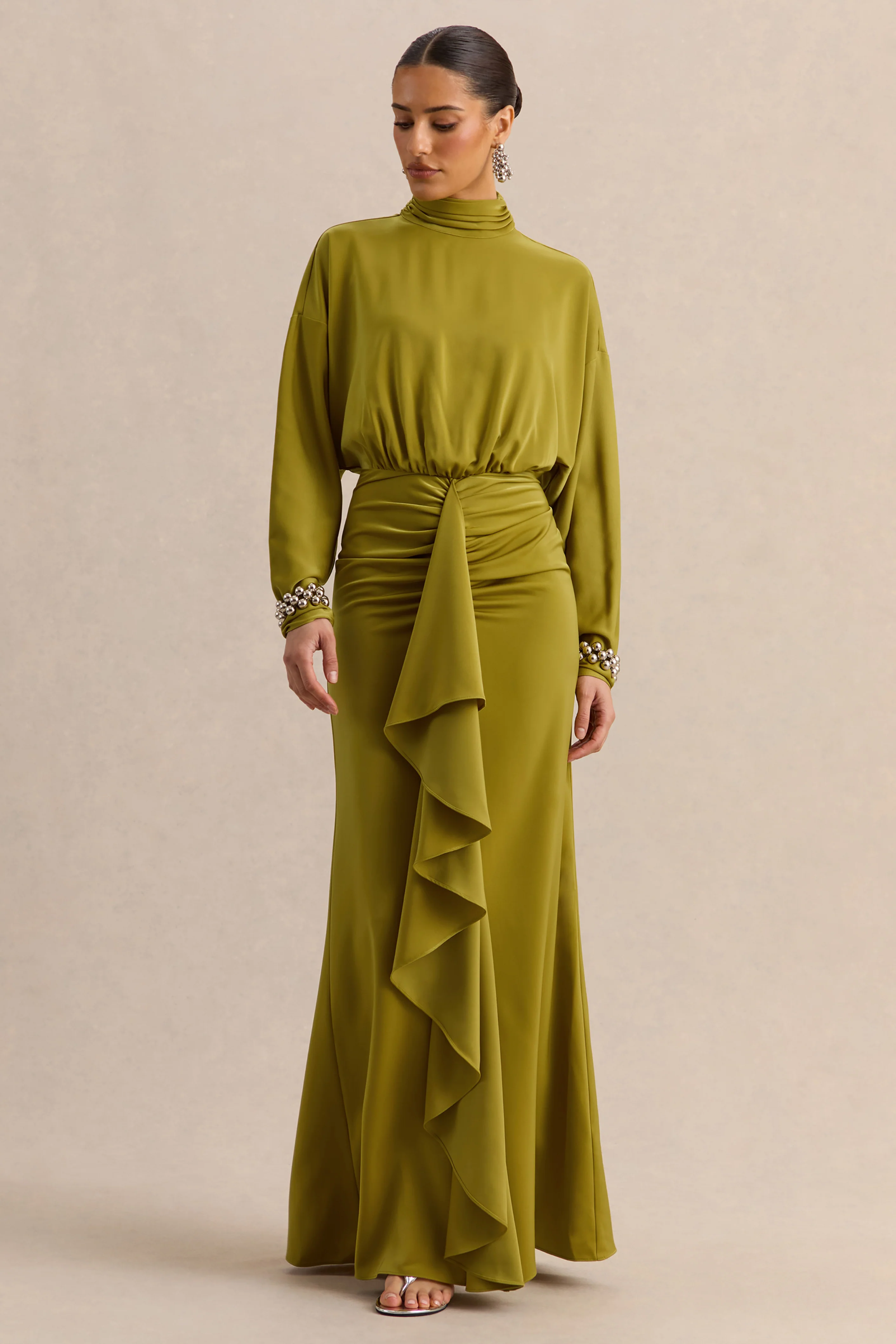Perla | Robe longue olive à décolleté haut avec détails froncés