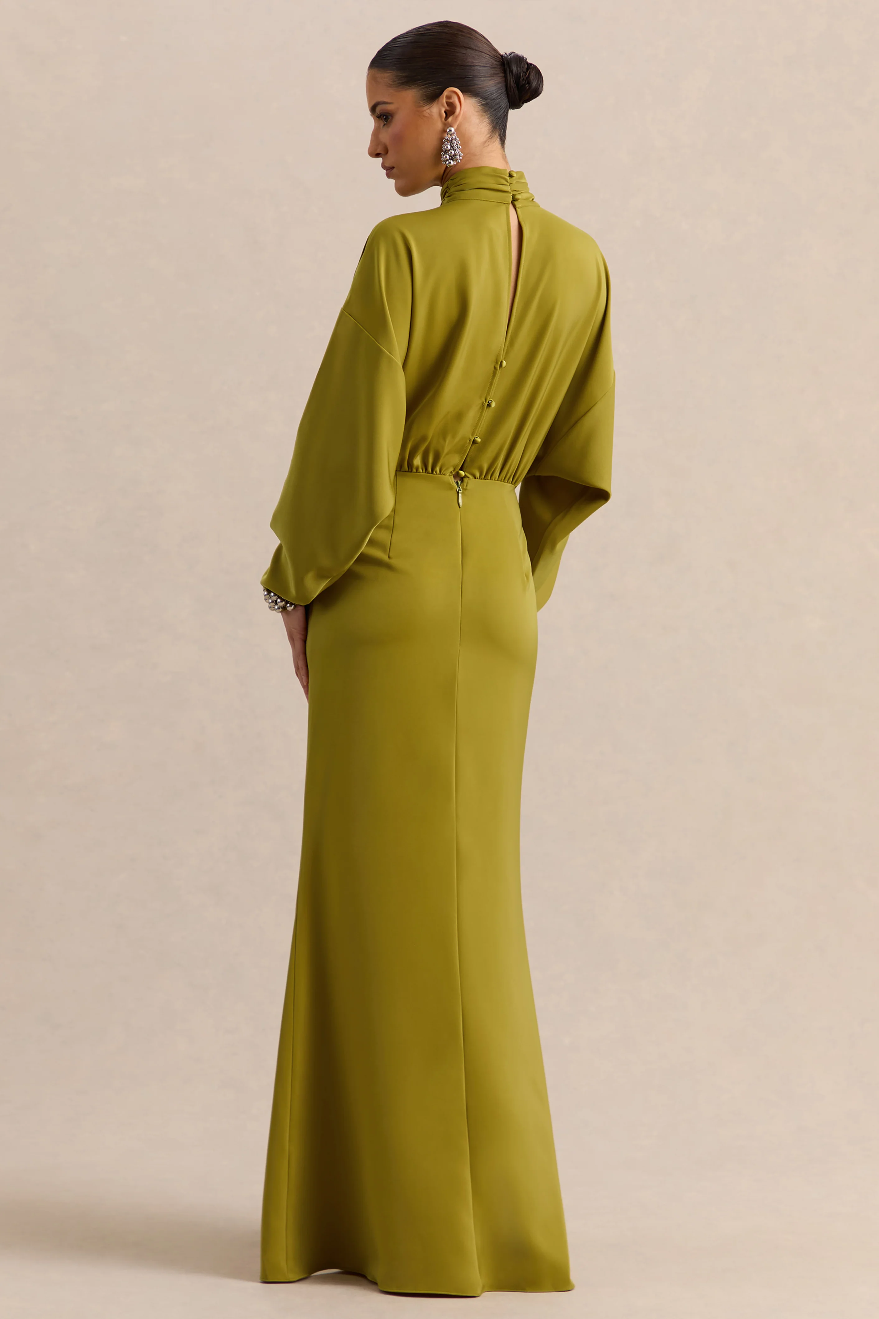 Perla | Robe longue olive à décolleté haut avec détails froncés - Image 2