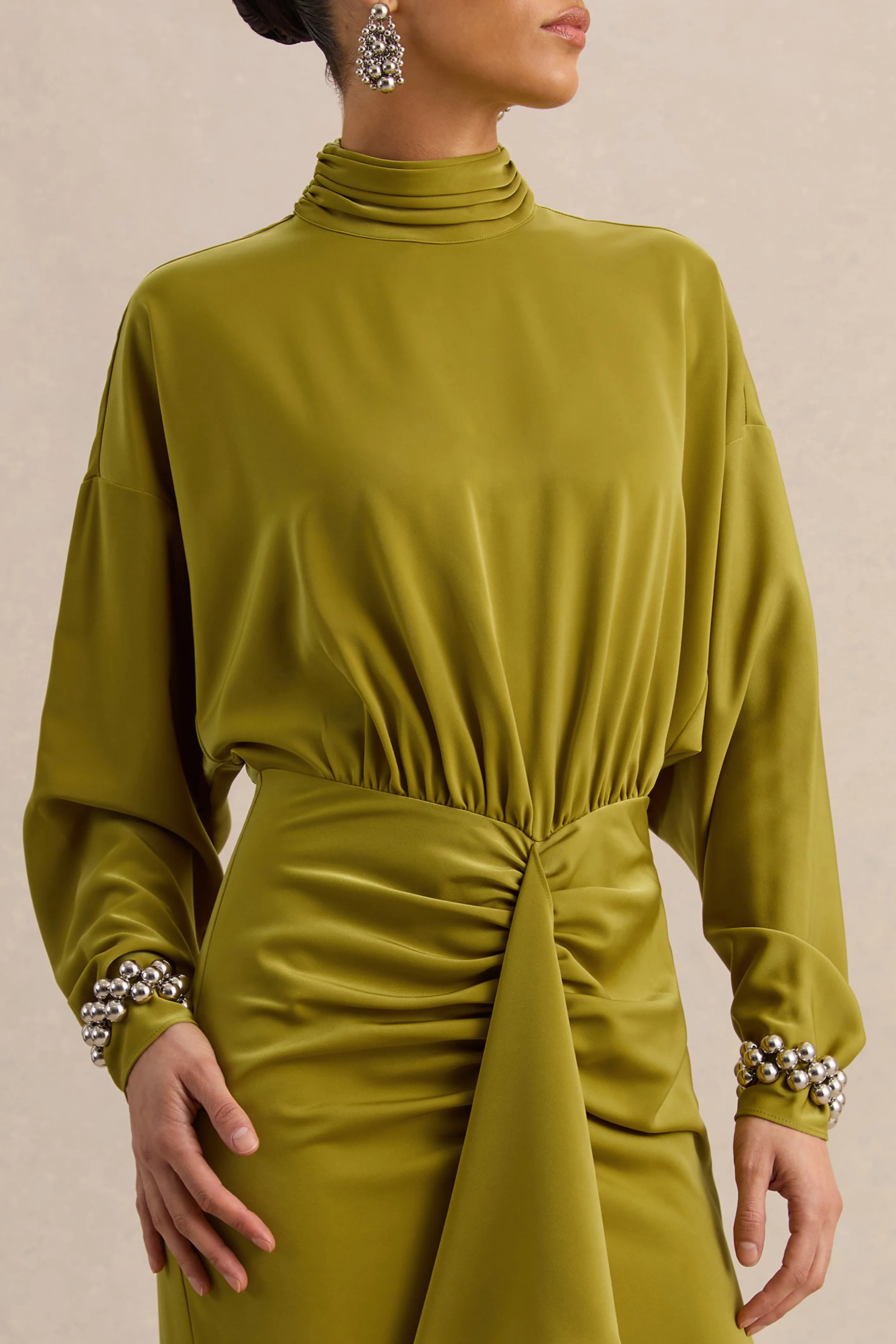 Perla | Robe longue olive à décolleté haut avec détails froncés - Image 3