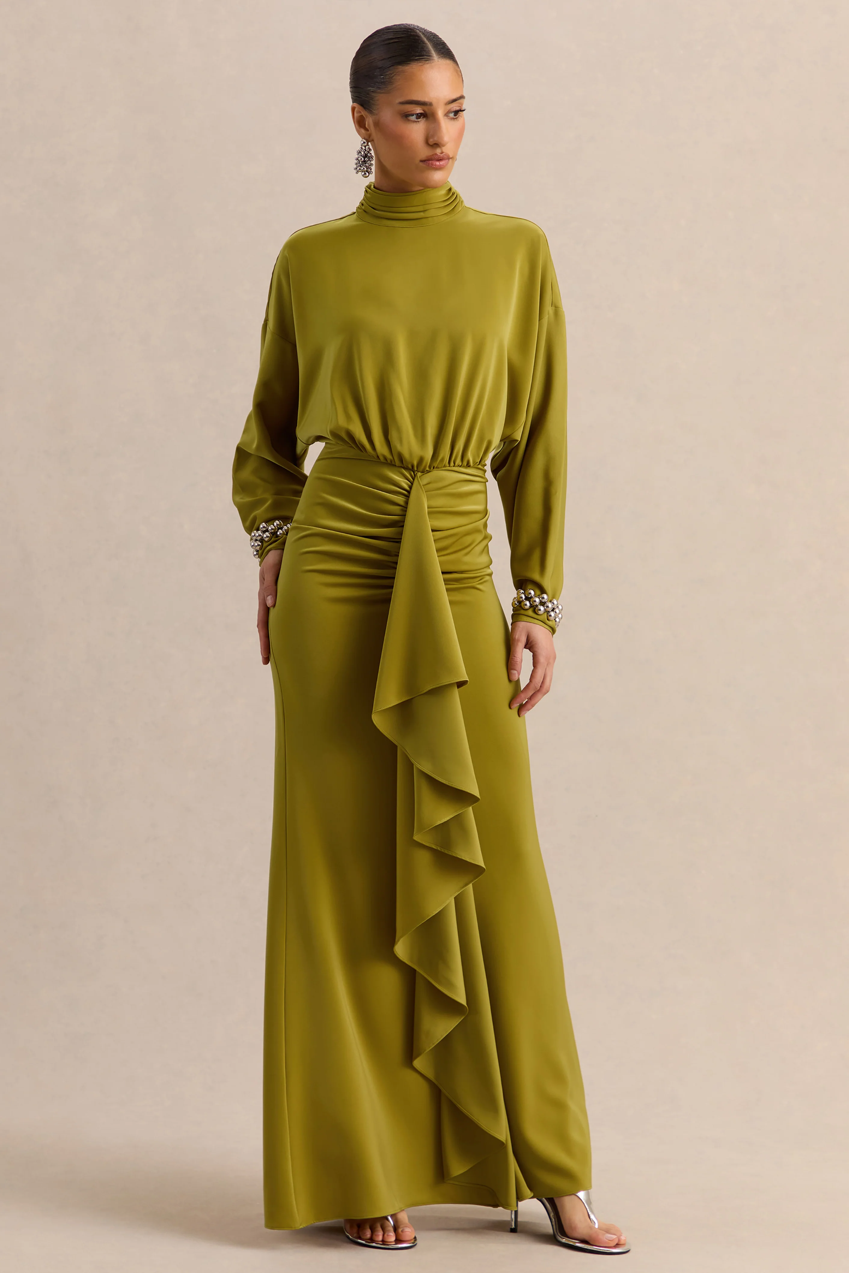 Perla | Robe longue olive à décolleté haut avec détails froncés - Image 4