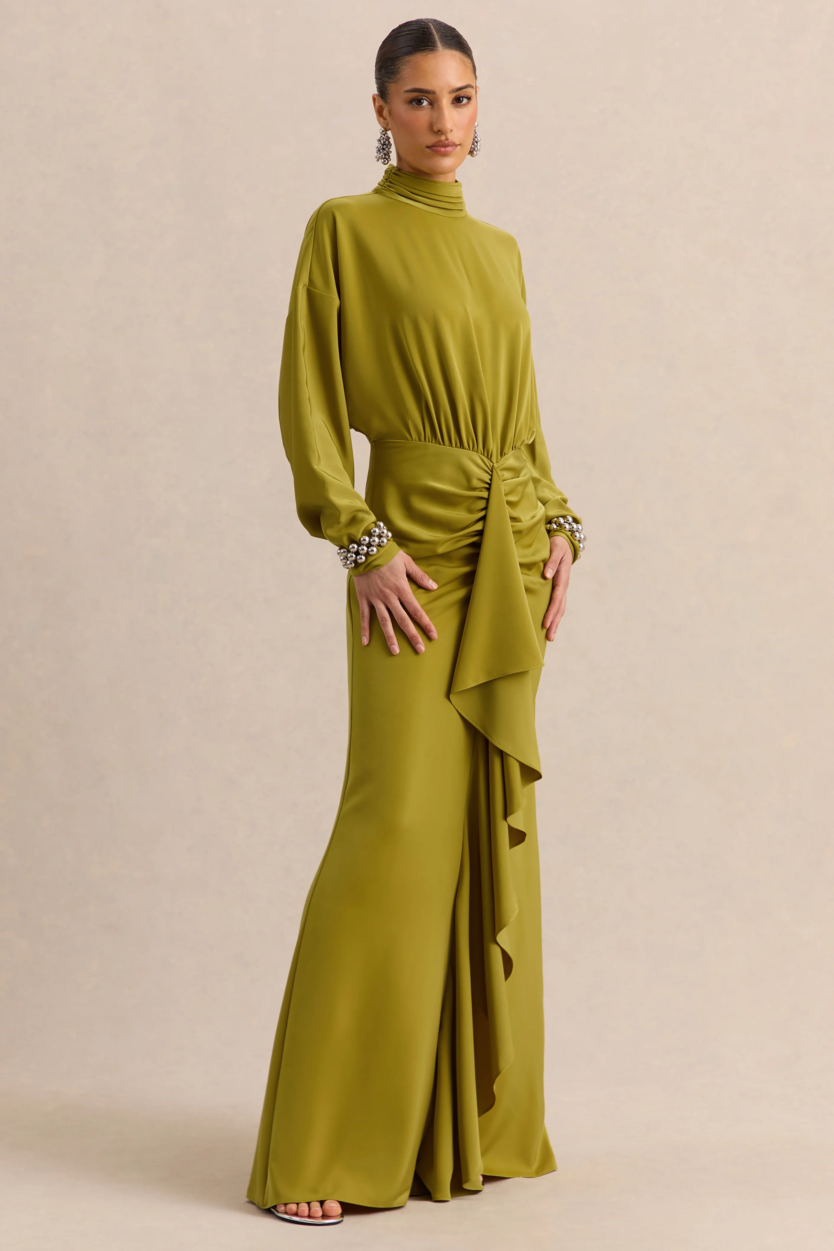 Perla | Robe longue olive à décolleté haut avec détails froncés - Image 5