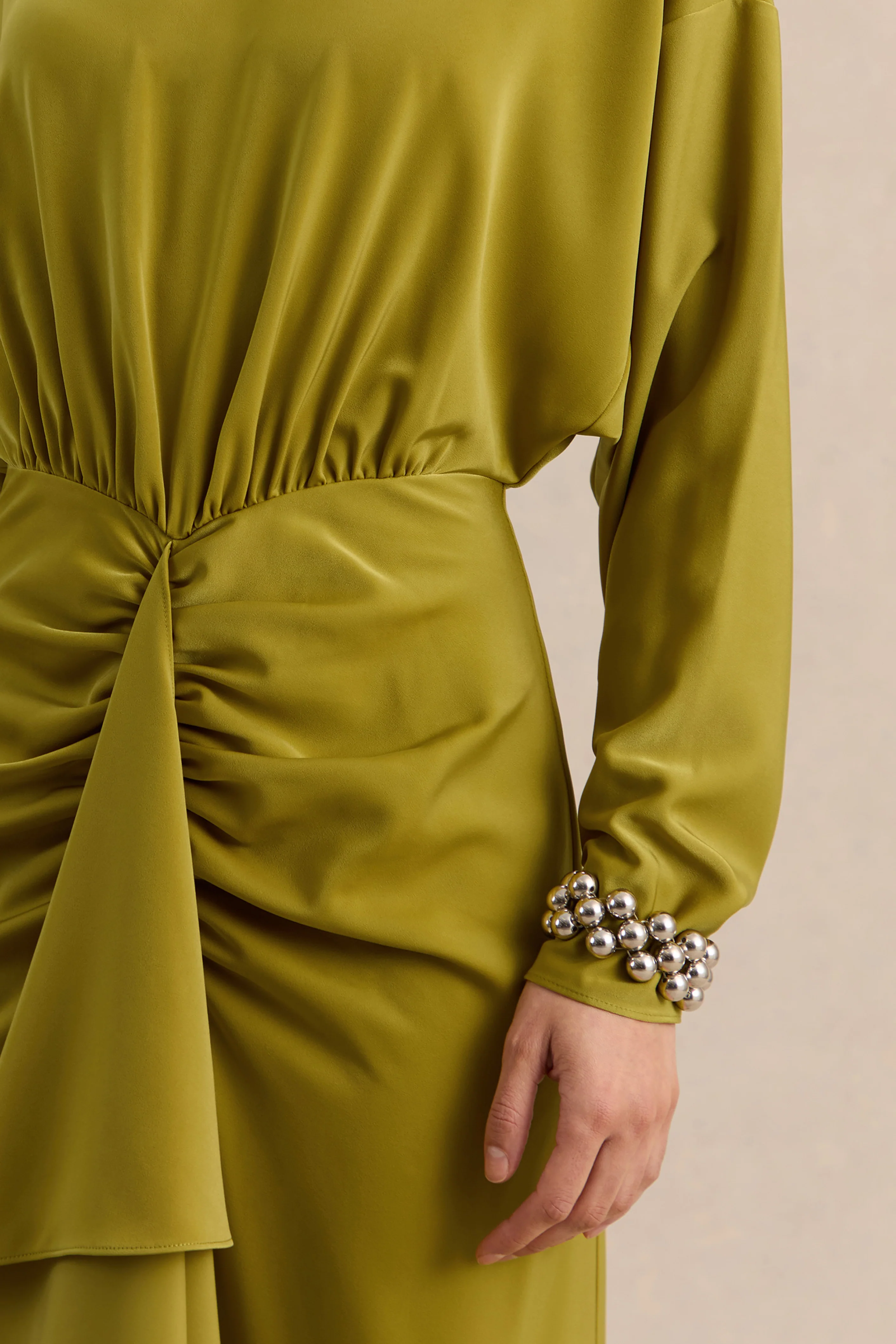 Perla | Robe longue olive à décolleté haut avec détails froncés - Image 6