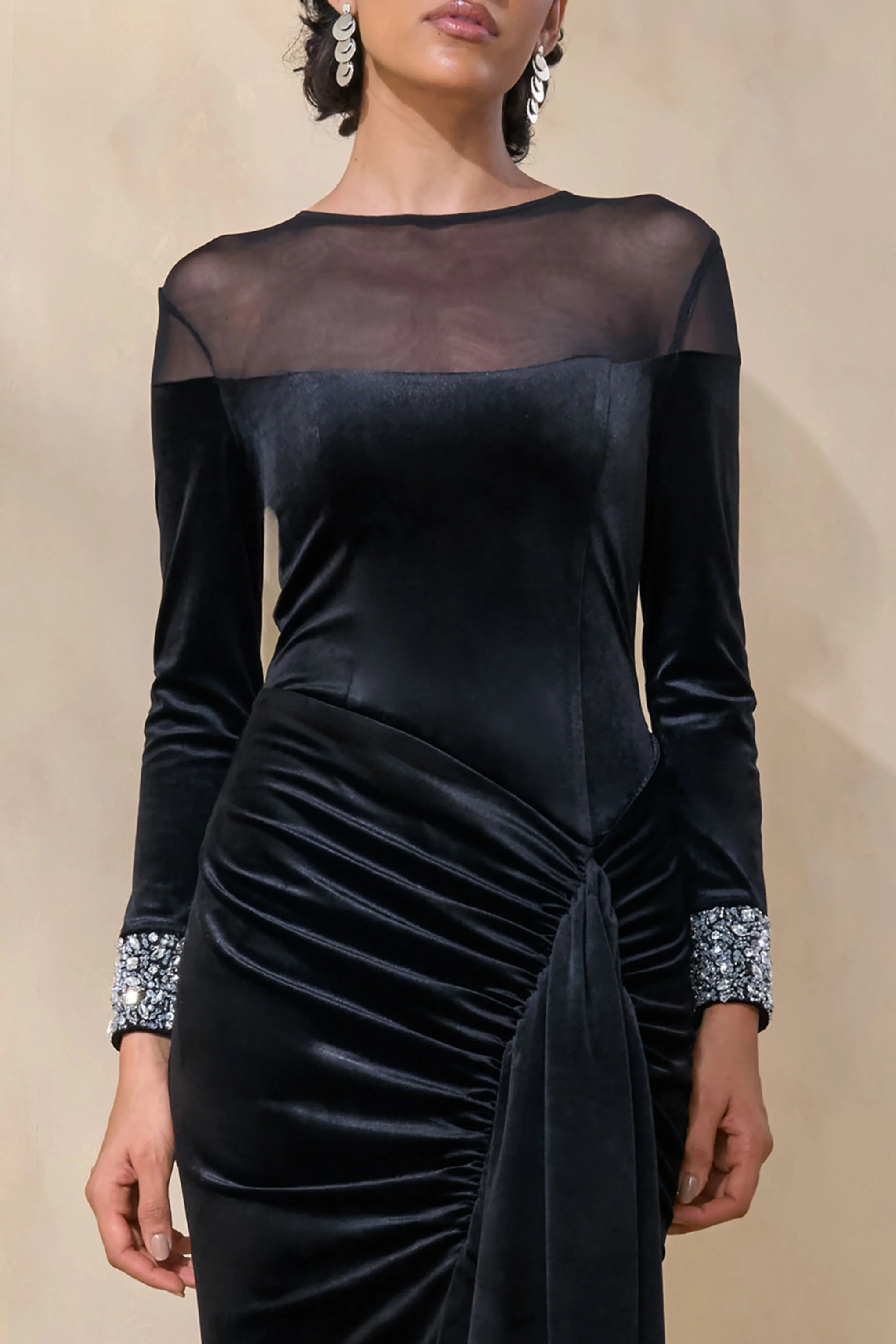 Perrin | Robe longue en velours noir à encolure ras-du-cou avec poignets ornés - Image 3