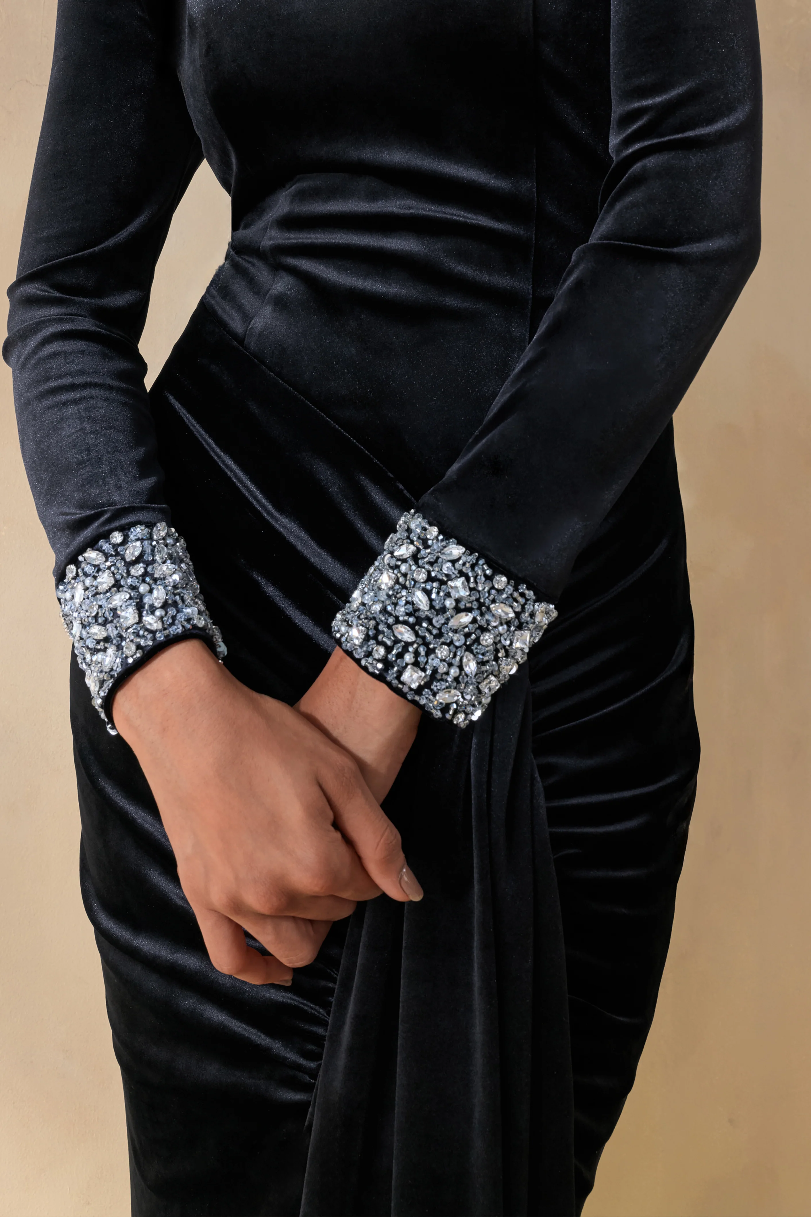 Perrin | Robe longue en velours noir à encolure ras-du-cou avec poignets ornés - Image 6