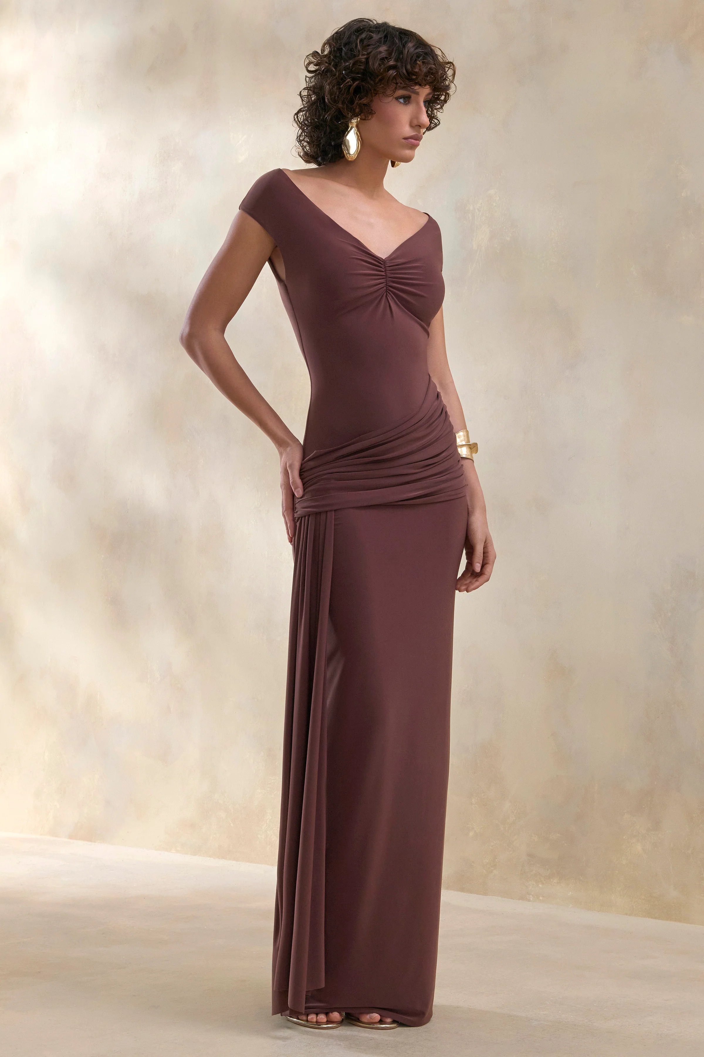 Petronia | Robe longue marron à encolure en V avec détail portefeuille