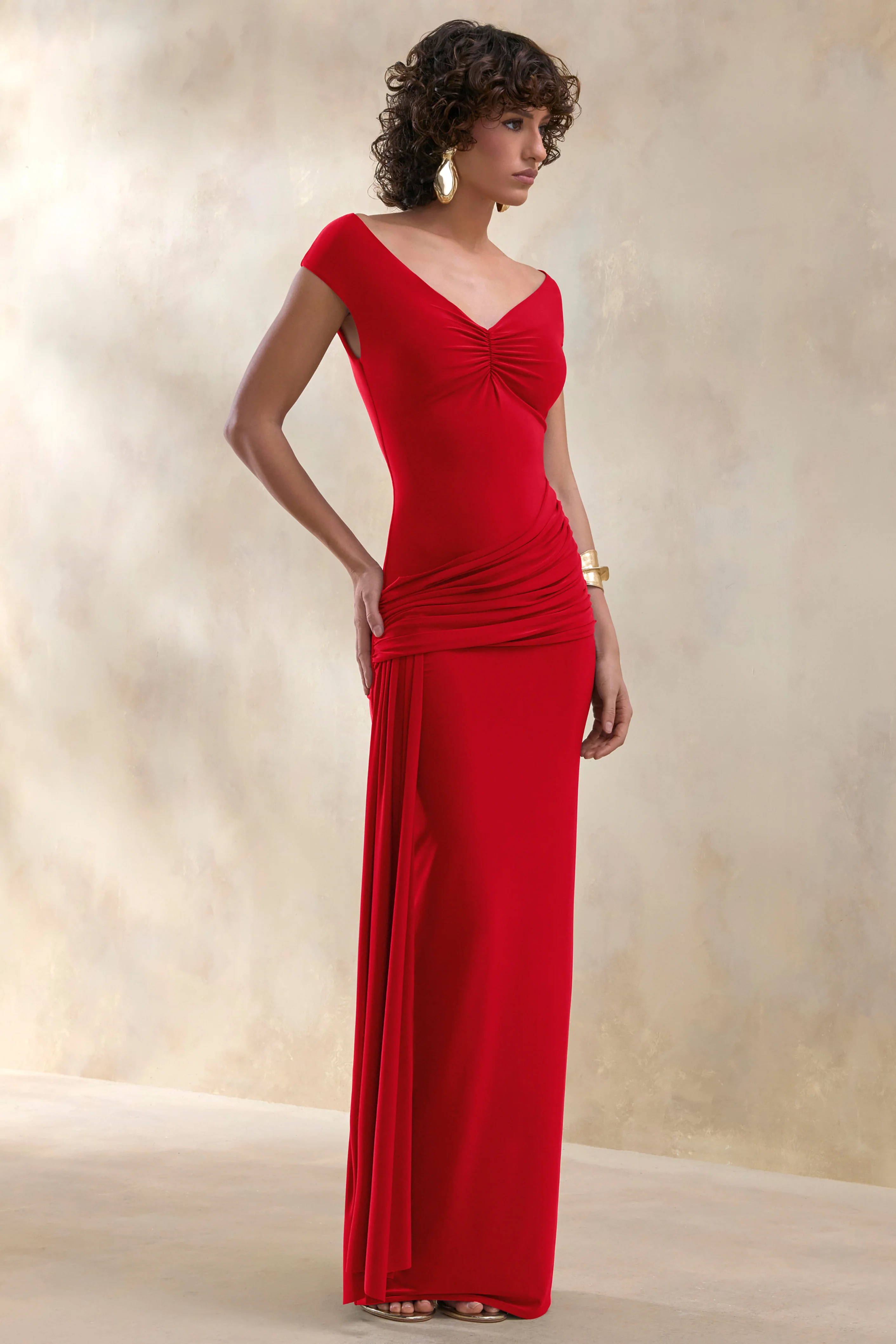 Petronia | Robe longue rouge à décolleté en V avec détail cache-cœur - Image 4