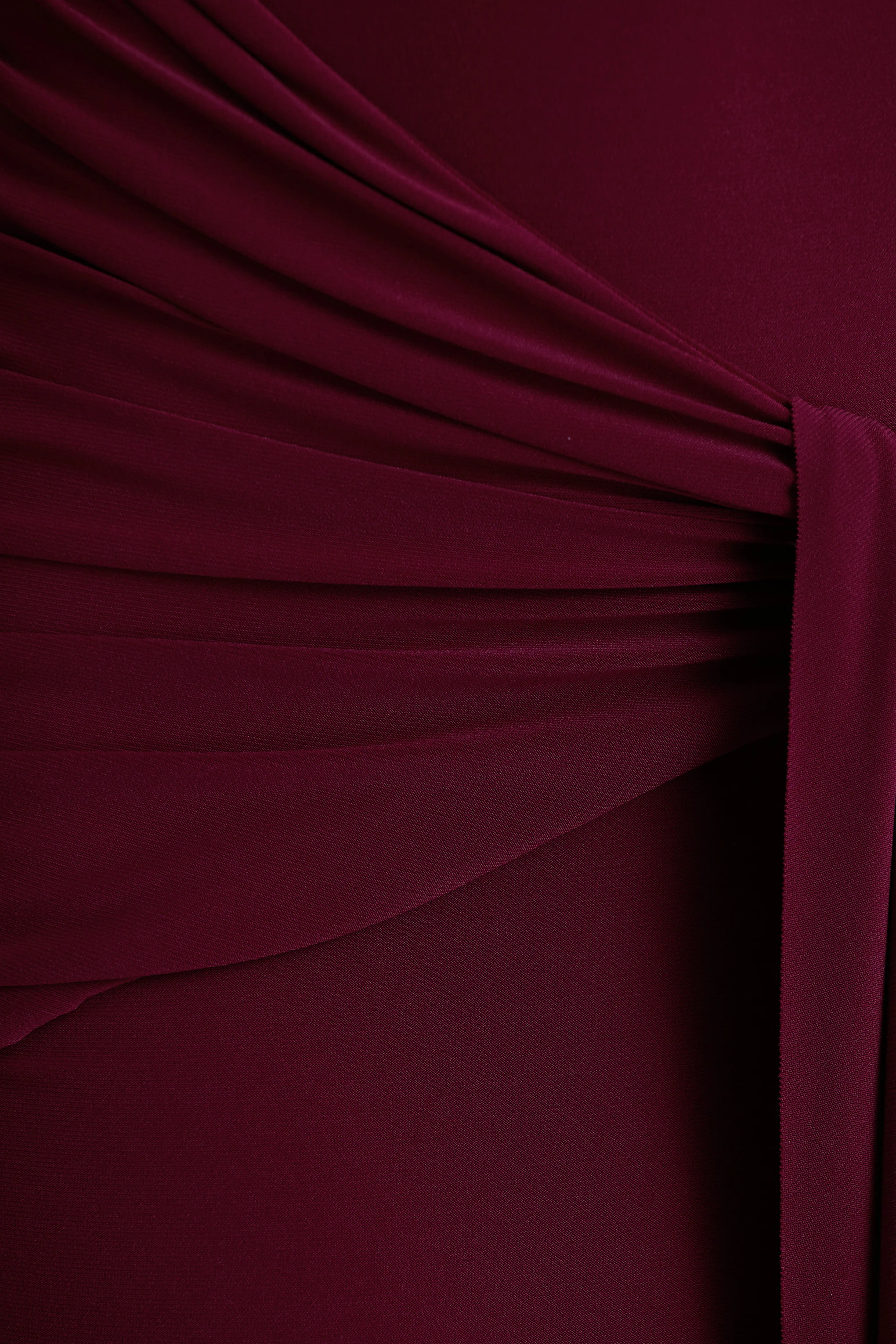 Pietra | Robe longue rouge cerise à col haut manches longues et détail de noeud - Image 6