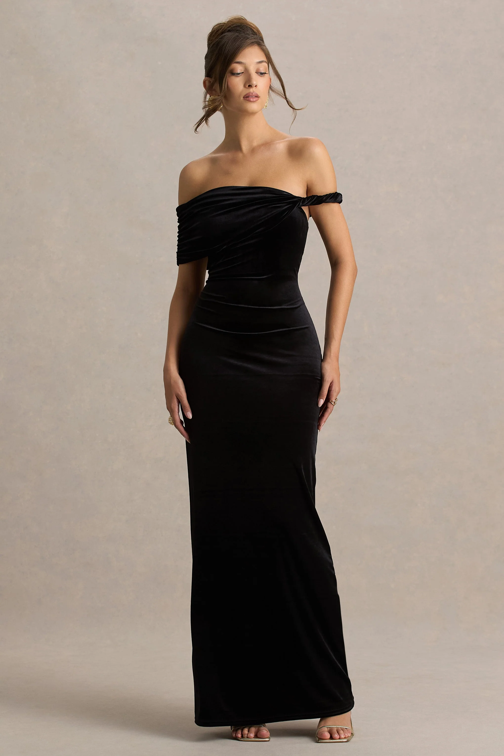 Poised | Robe longue noire en velours à décolleté bardot avec manches torsadées - Image 5