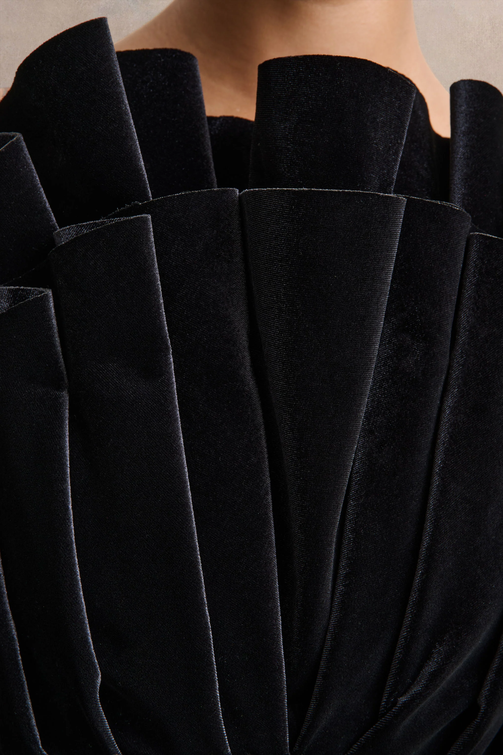 Polly | Mini-robe noire en velours à encolure asymétrique à volants - Image 6