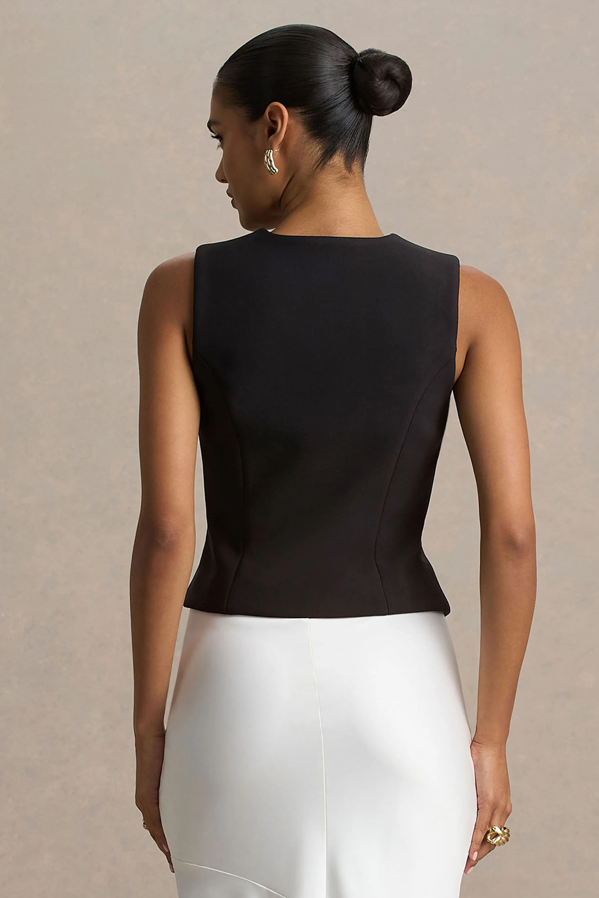 Priscilla | Gilet Noir à Taille Cintrée et Décolleté Plongeant - Image 2
