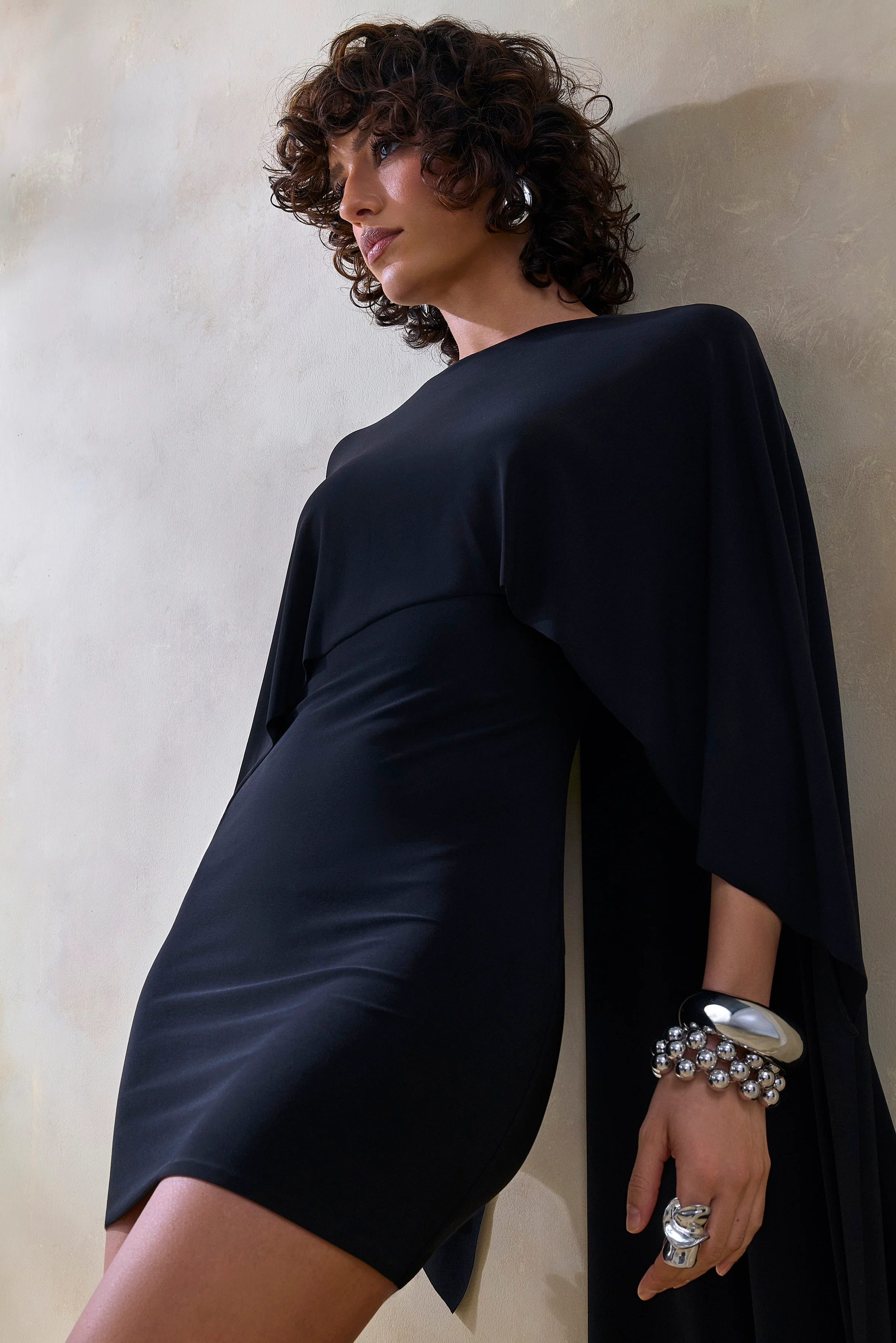 Prislia | Mini-robe noire à encolure ronde avec cape - Image 3