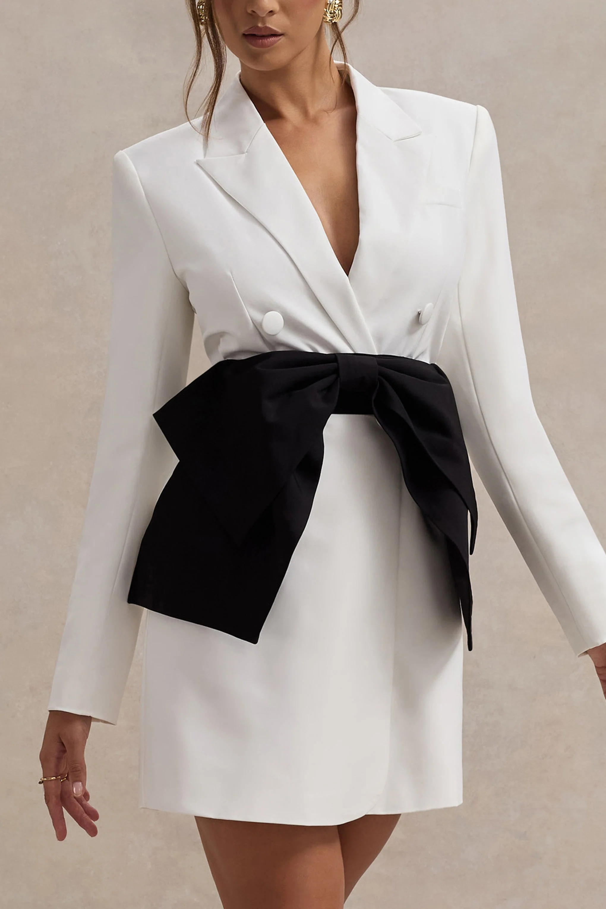Prized | Mini-robe tailleur blazer blanche avec nœud - Image 3
