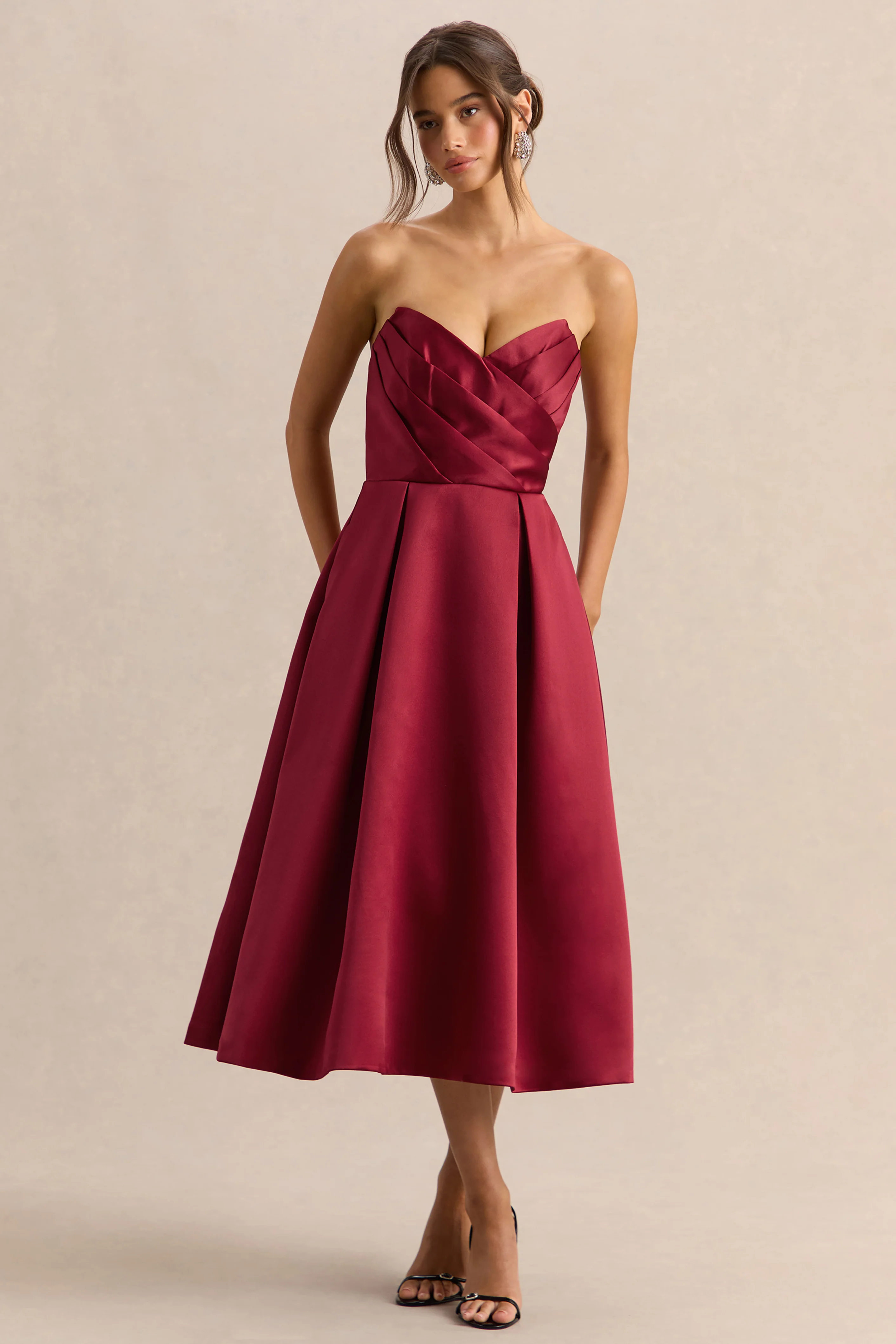Promises | Robe mi-longue en satin bordeaux à décolleté bandeau