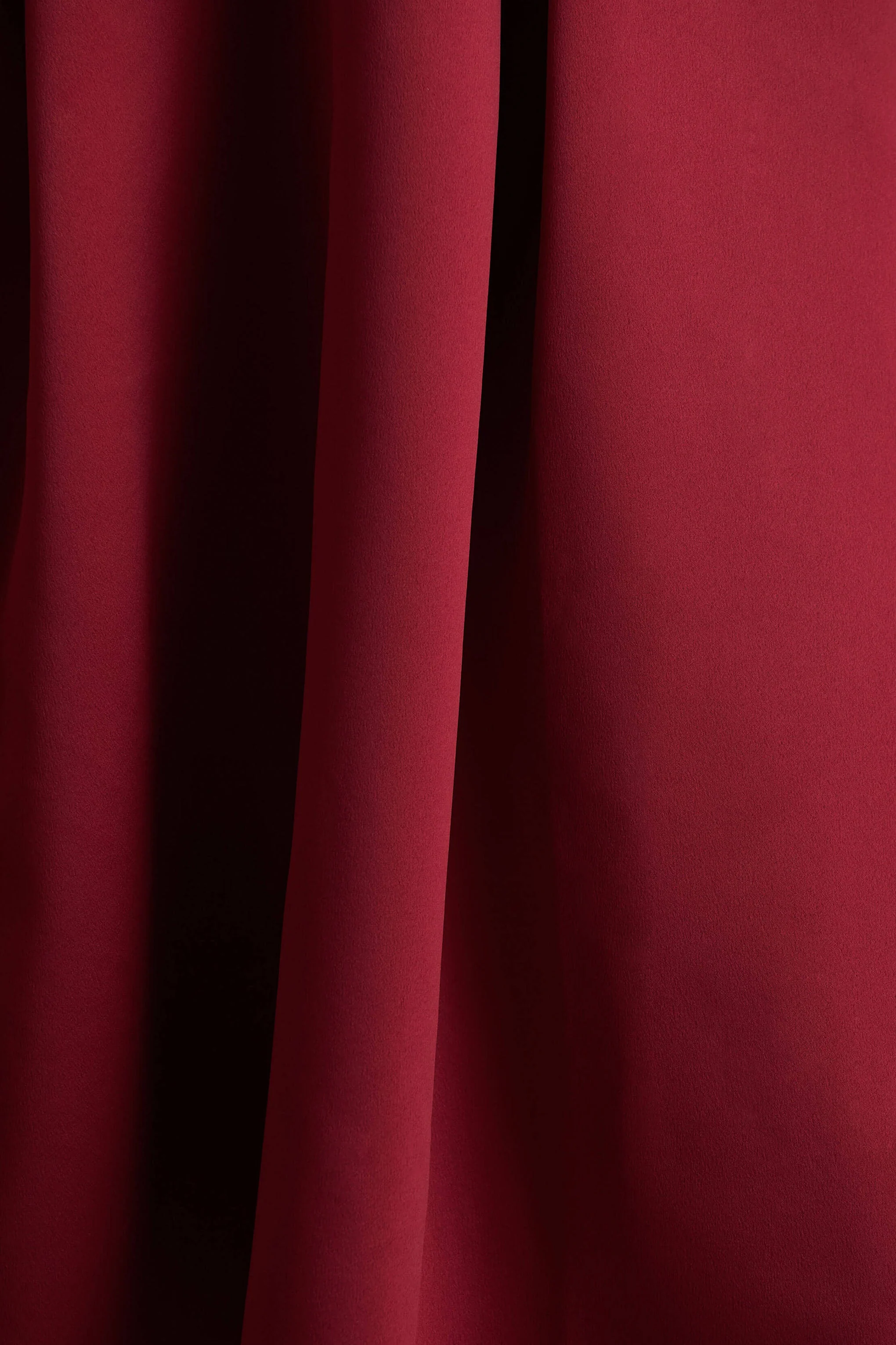 Promises | Robe mi-longue en satin bordeaux à décolleté bandeau - Image 6