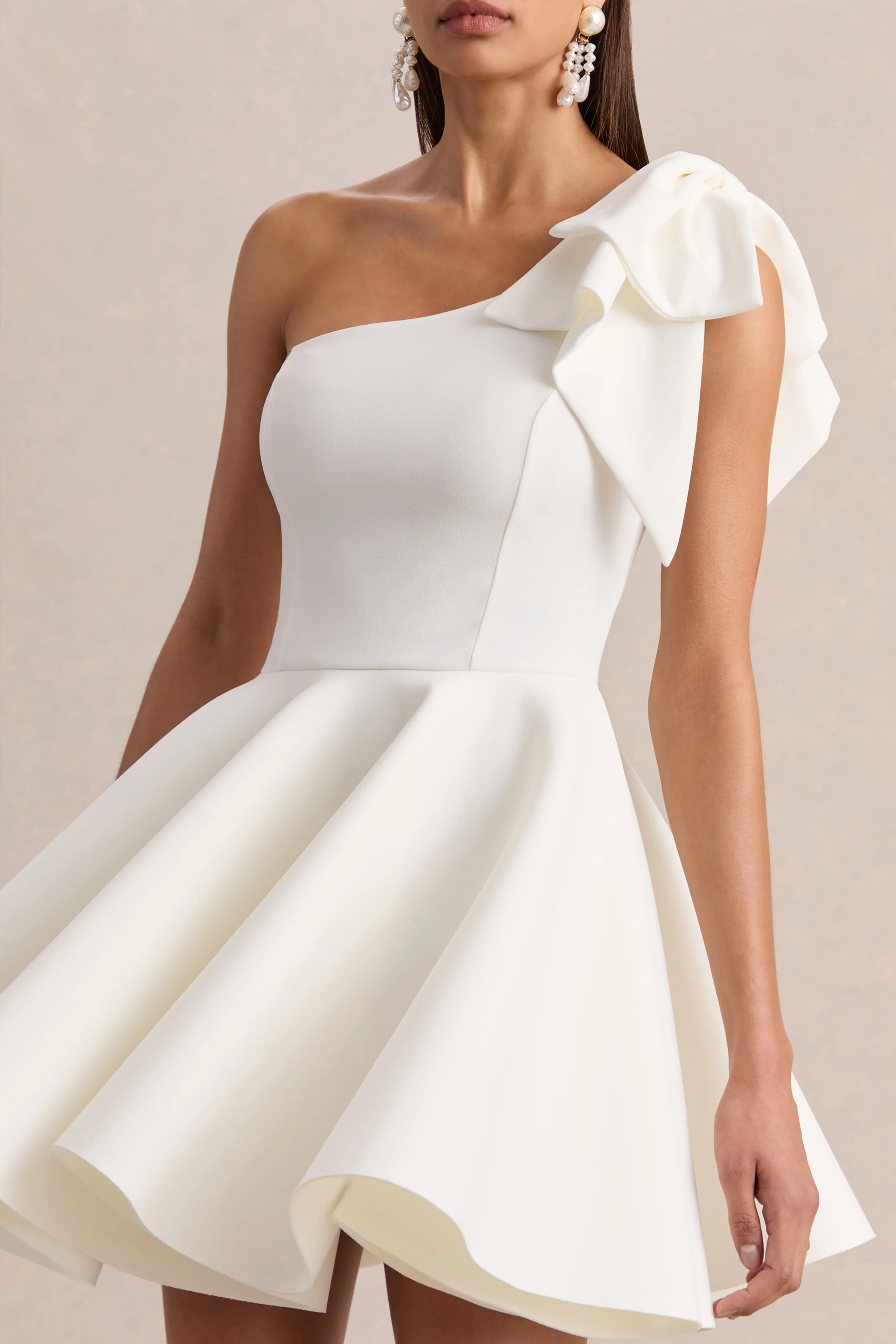 Prosperity | Mini-robe blanche à encolure asymétrique avec détail nœud - Image 3