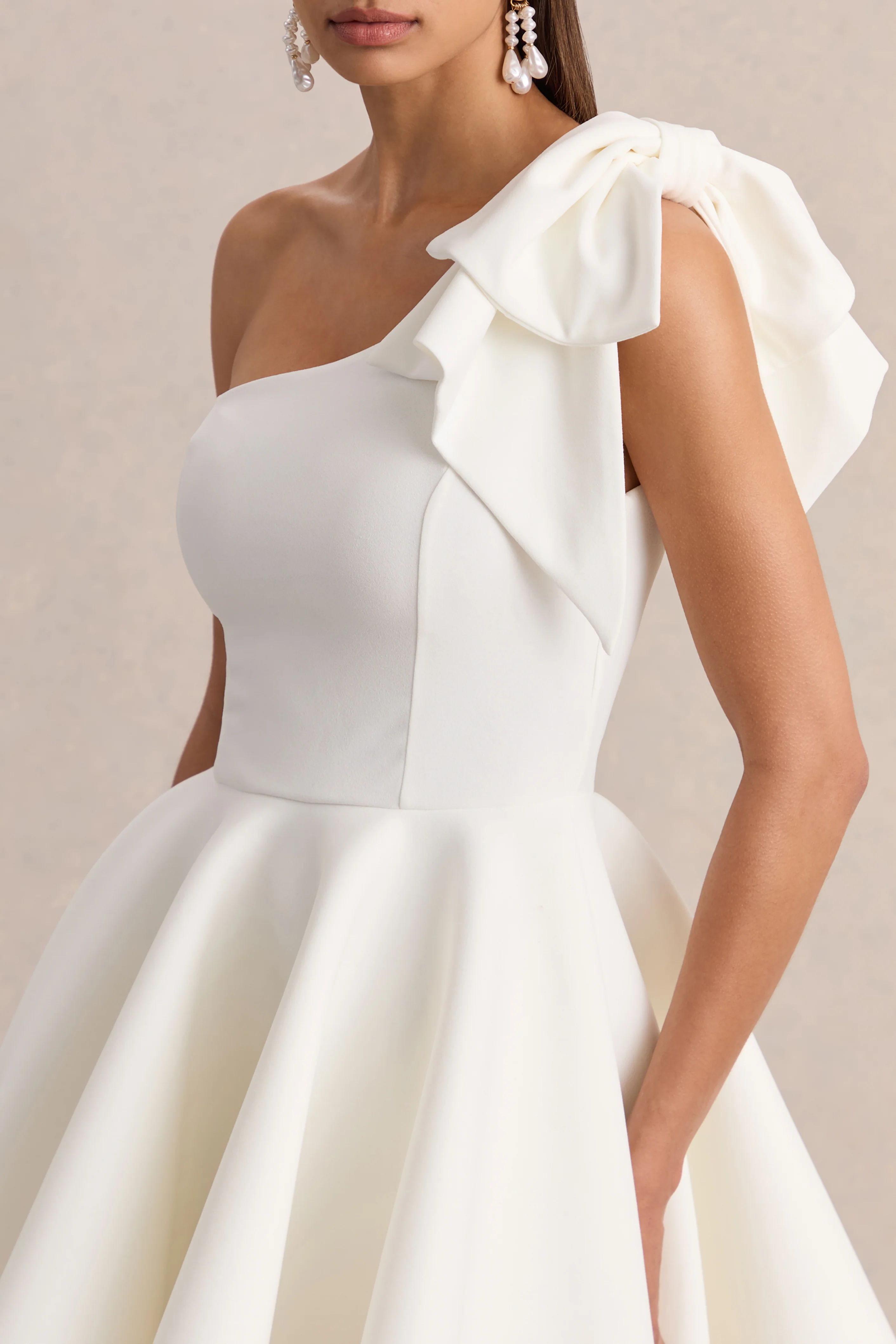 Prosperity | Mini-robe blanche à encolure asymétrique avec détail nœud - Image 6
