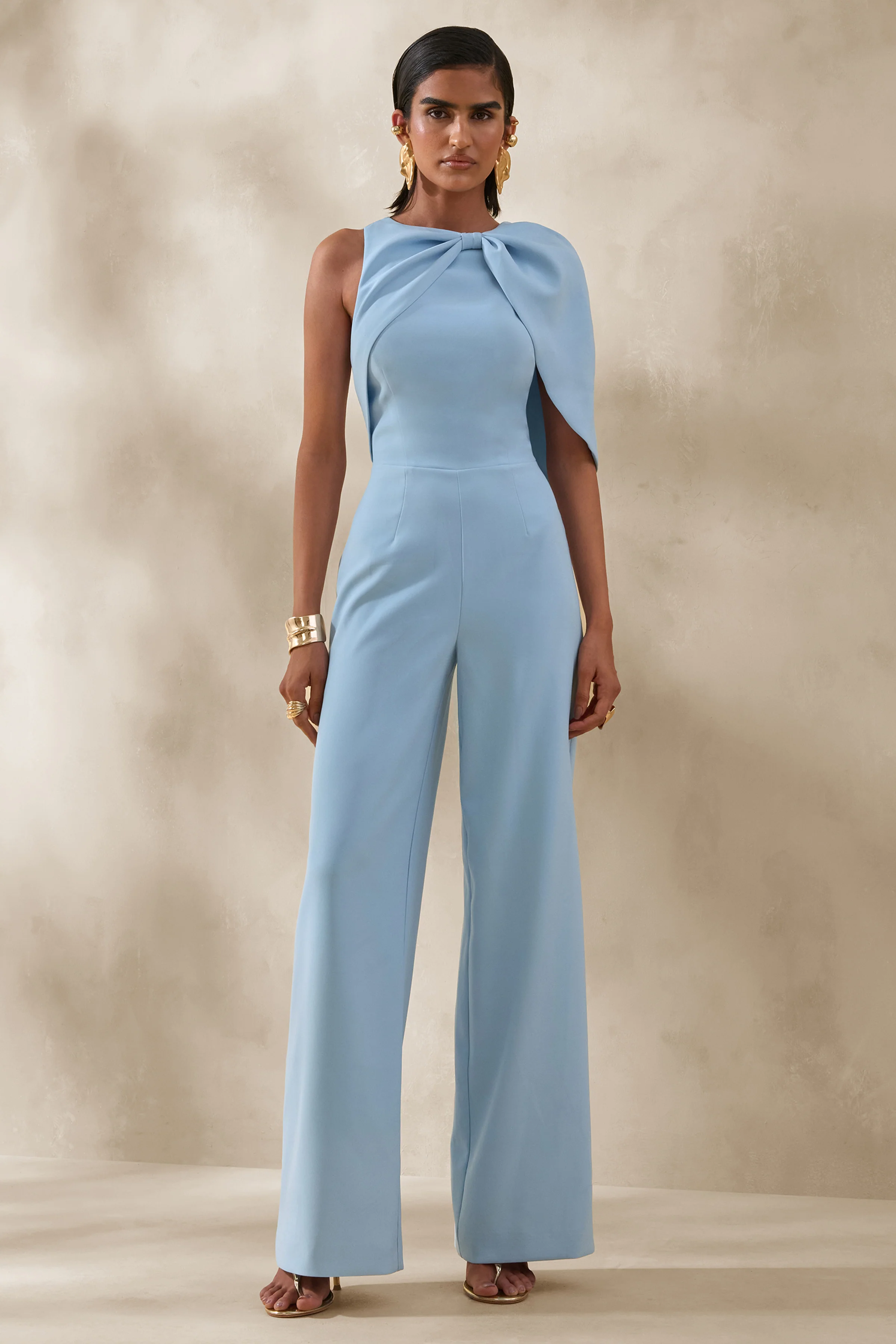 Quinley | Combinaison bleu poudré à encolure asymétrique avec manche cape