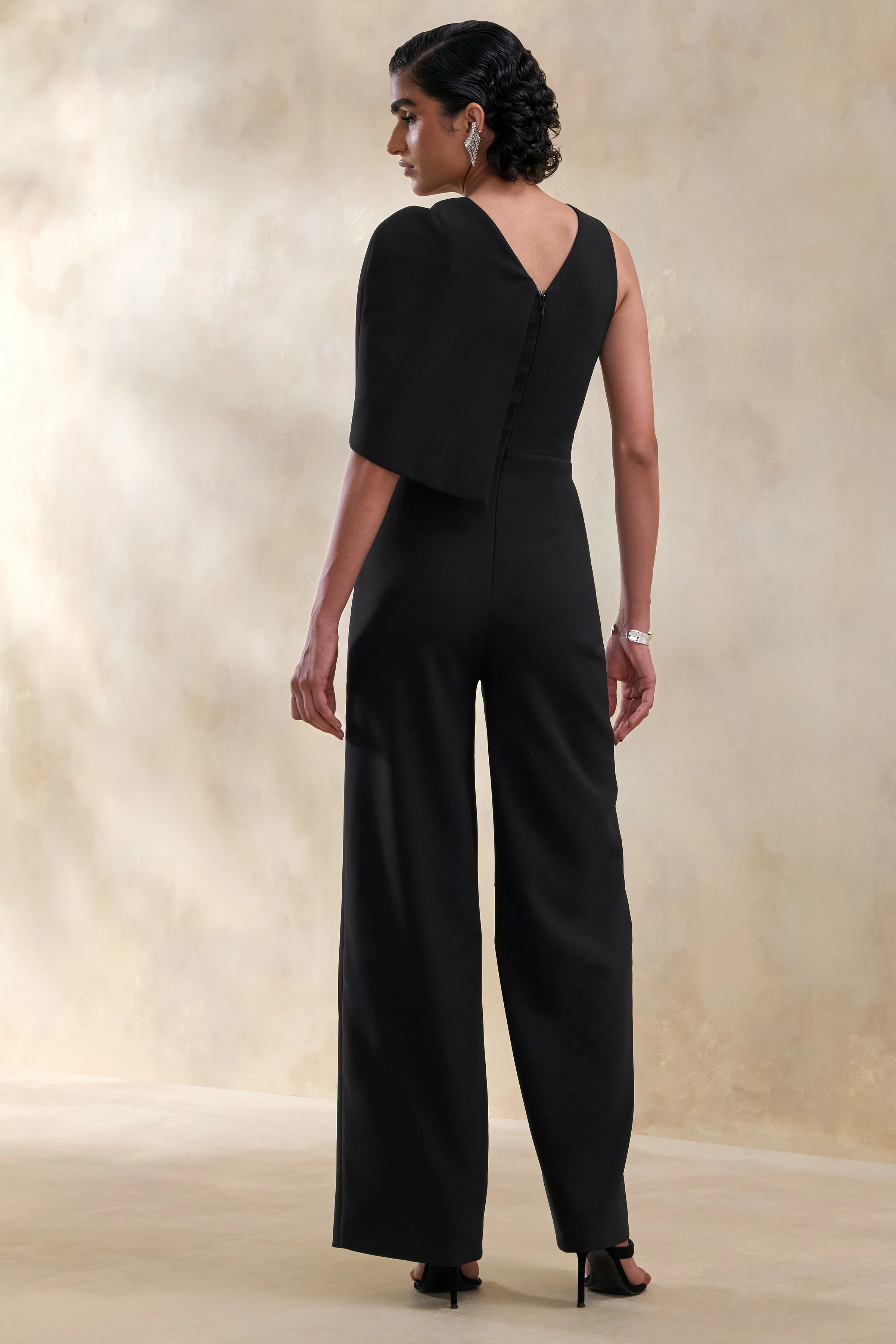 Quinley | Combinaison noire à encolure asymétrique avec manche cape - Image 2