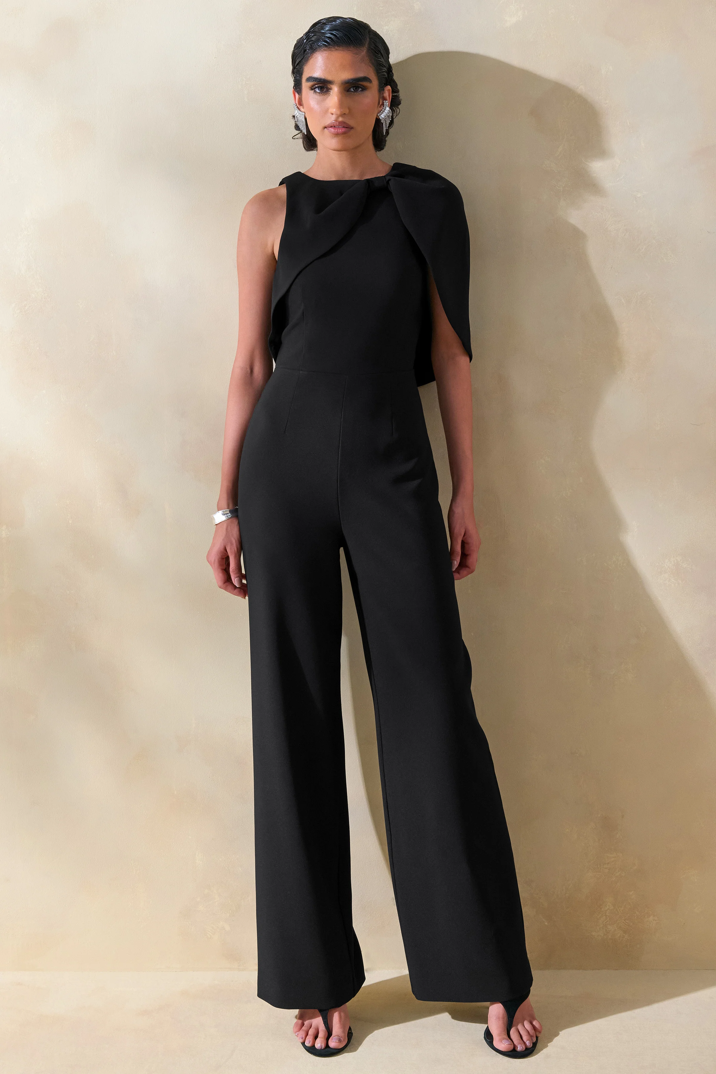 Quinley | Combinaison noire à encolure asymétrique avec manche cape - Image 5