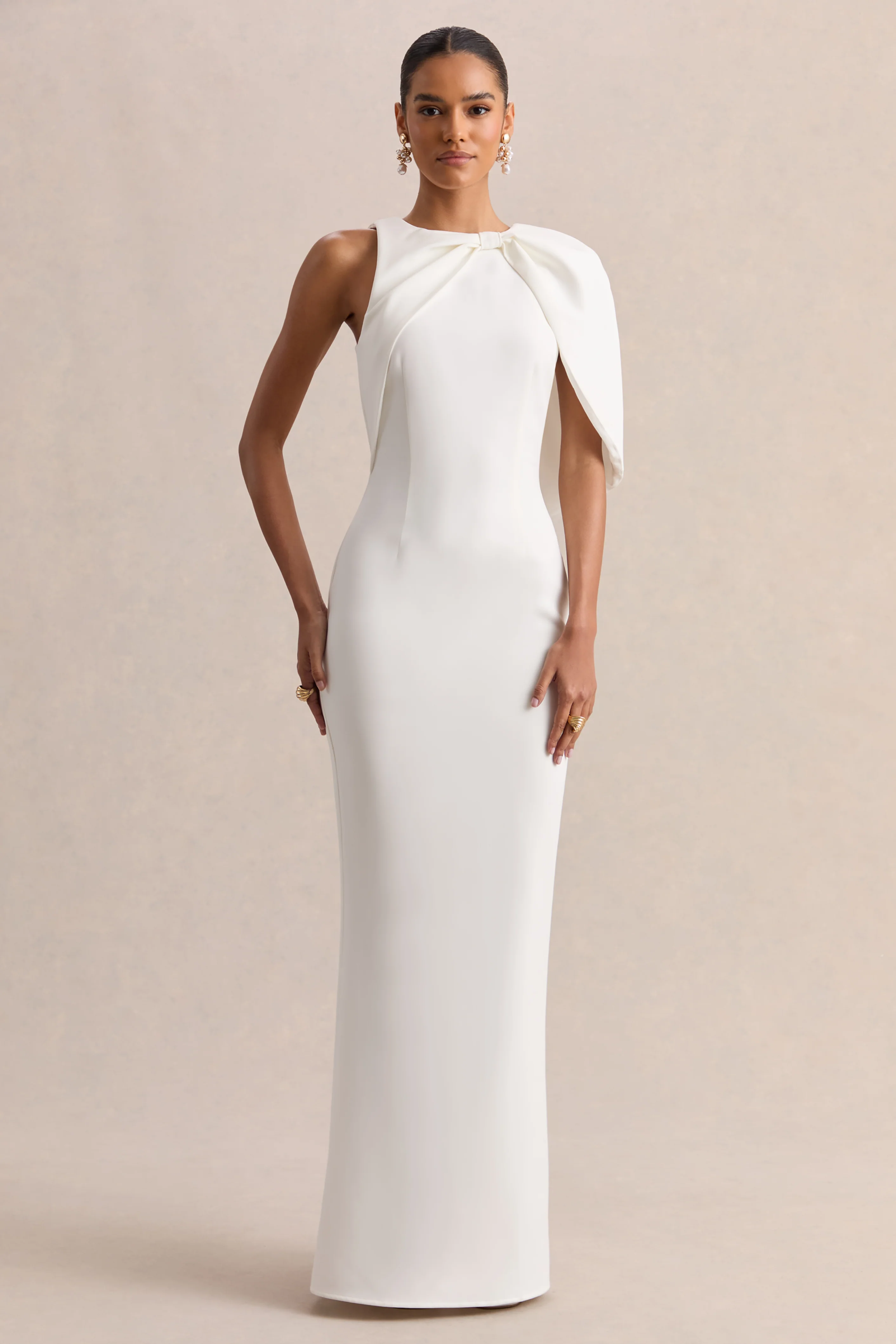 Quira | Robe longue blanche à décolleté asymétrique et manches cape