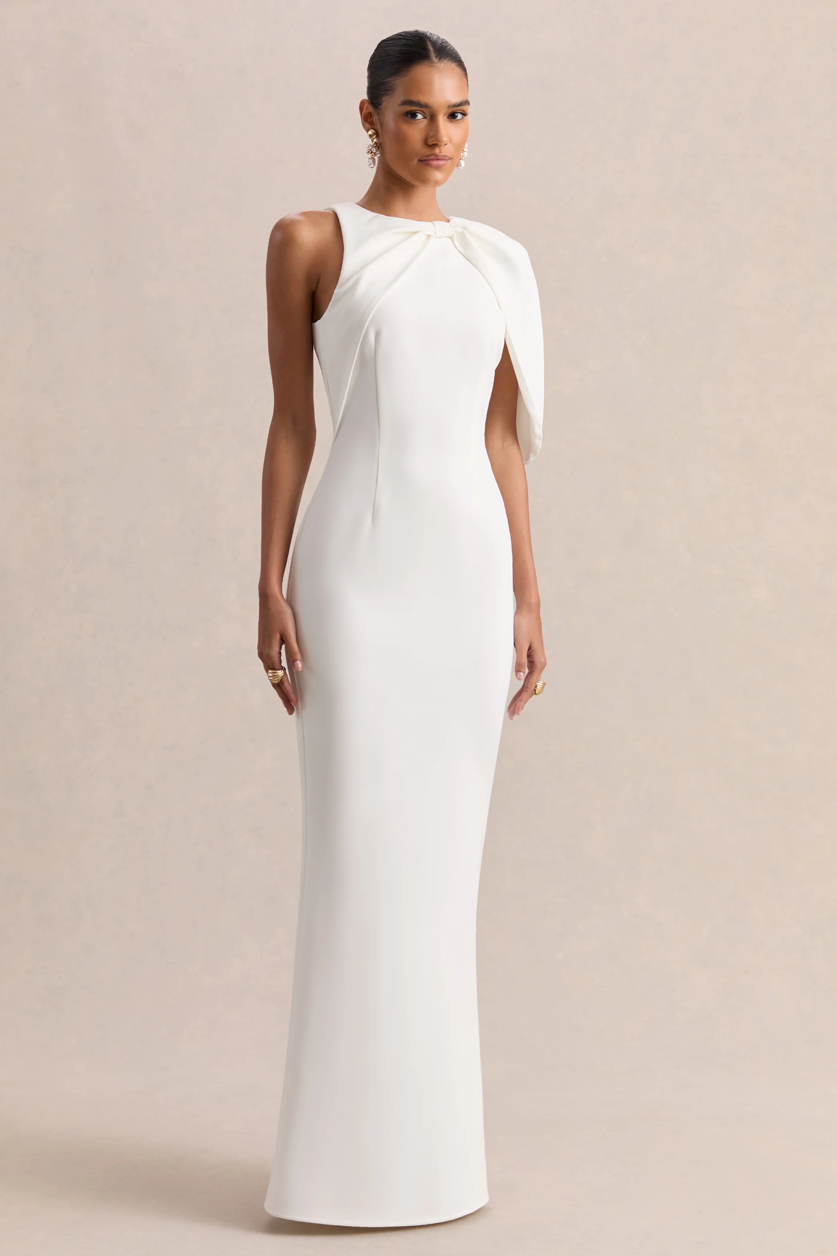 Quira | Robe longue blanche à décolleté asymétrique et manches cape - Image 4