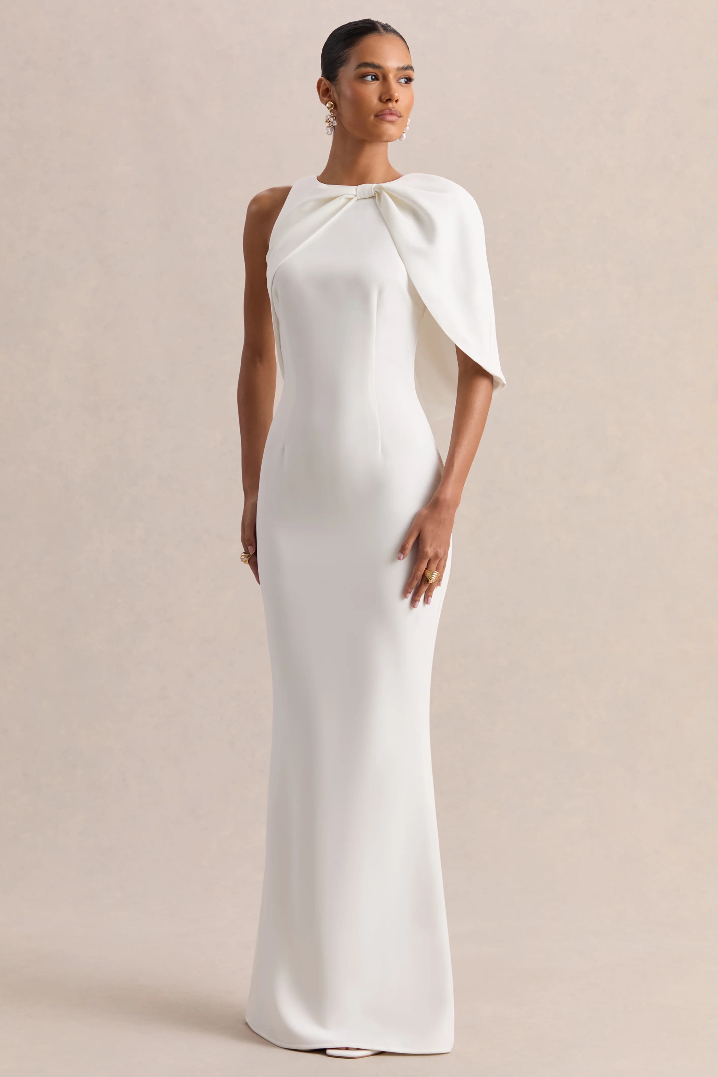 Quira | Robe longue blanche à décolleté asymétrique et manches cape - Image 5