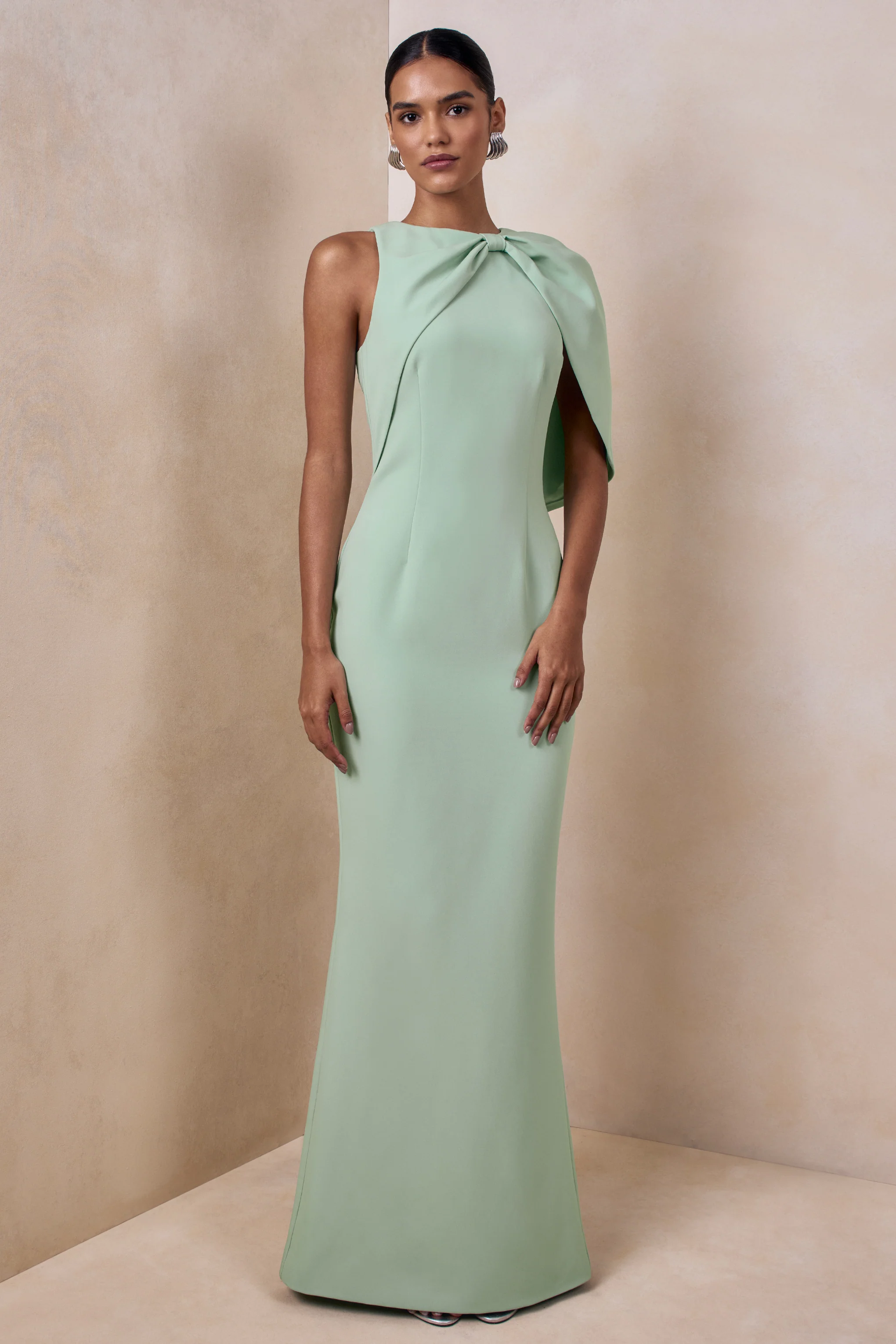 Quira | Robe longue menthe à encolure asymétrique avec manche cape