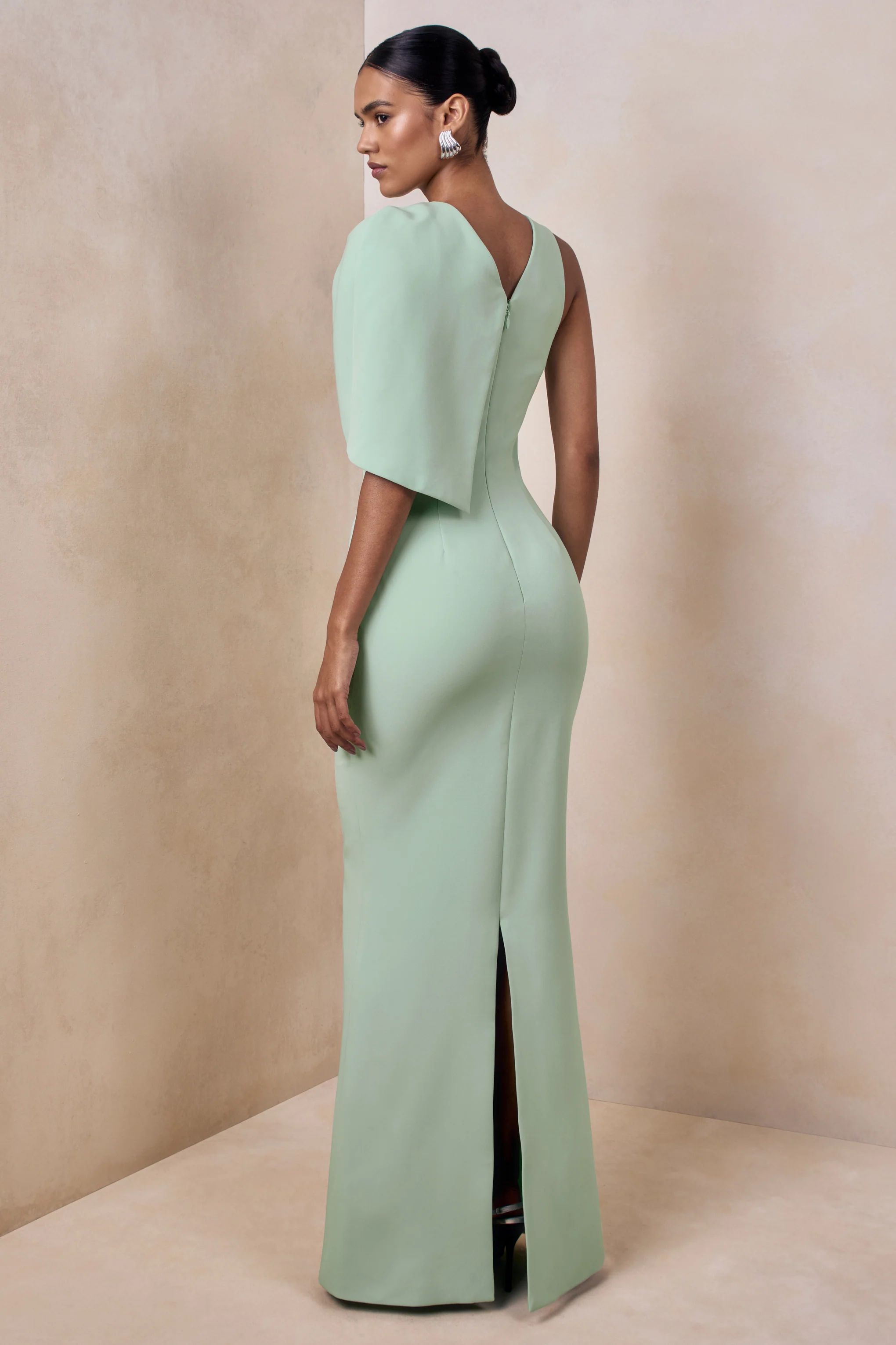 Quira | Robe longue menthe à encolure asymétrique avec manche cape - Image 2