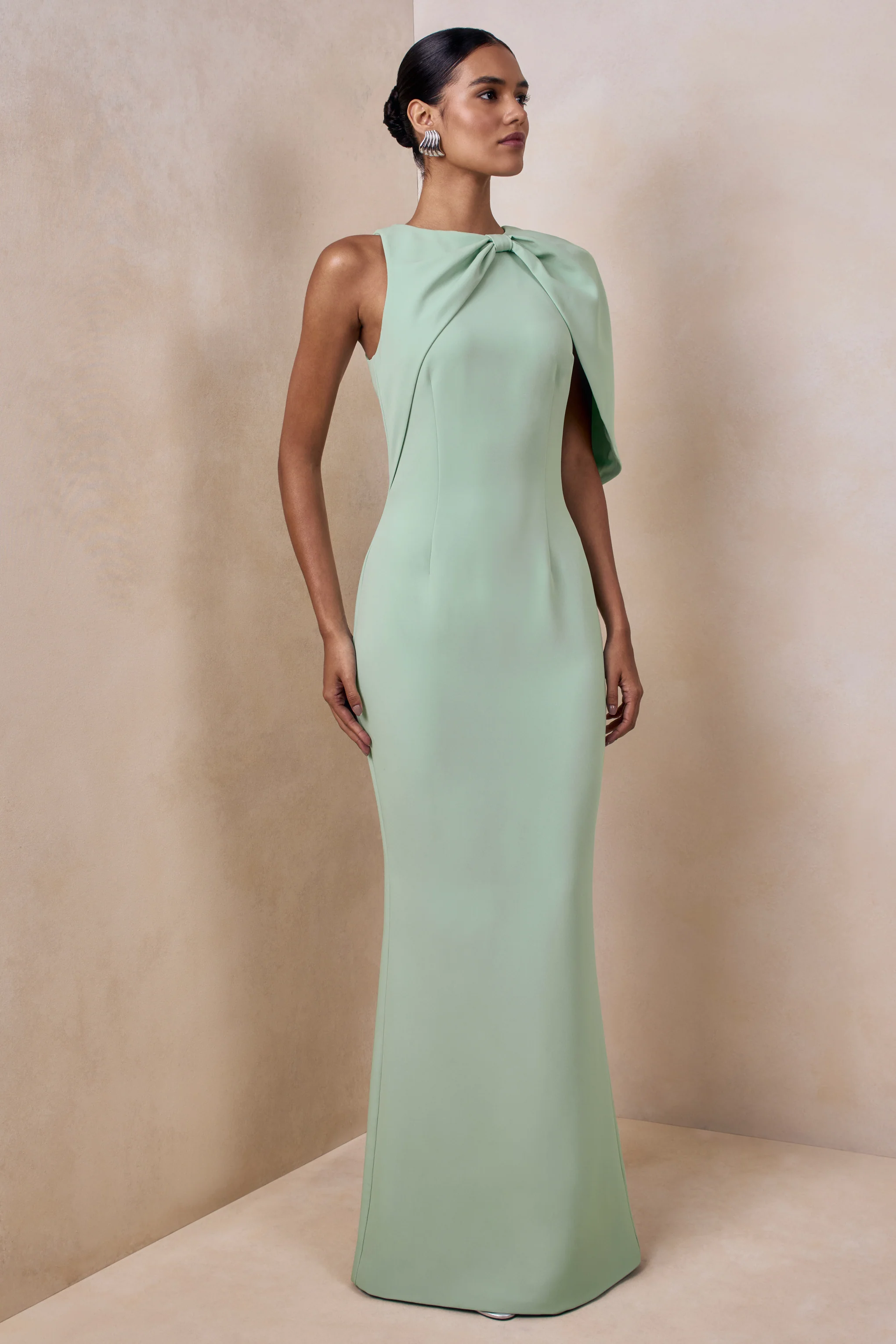 Quira | Robe longue menthe à encolure asymétrique avec manche cape - Image 4