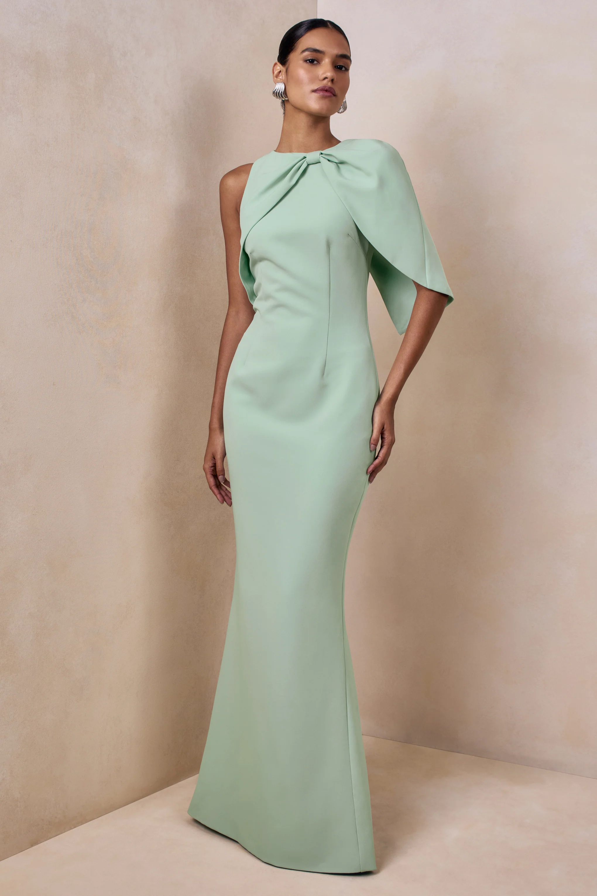 Quira | Robe longue menthe à encolure asymétrique avec manche cape - Image 5