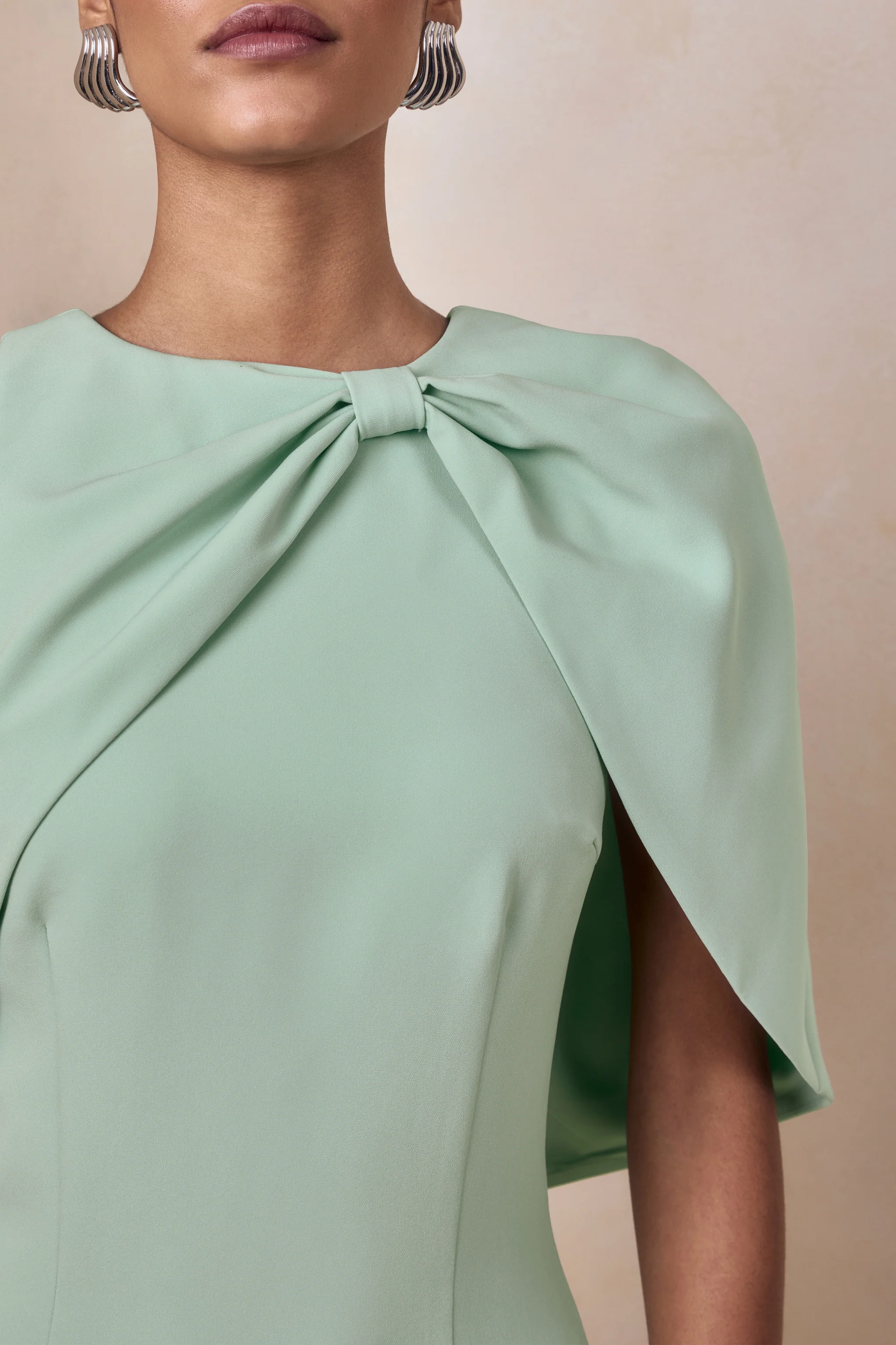 Quira | Robe longue menthe à encolure asymétrique avec manche cape - Image 6