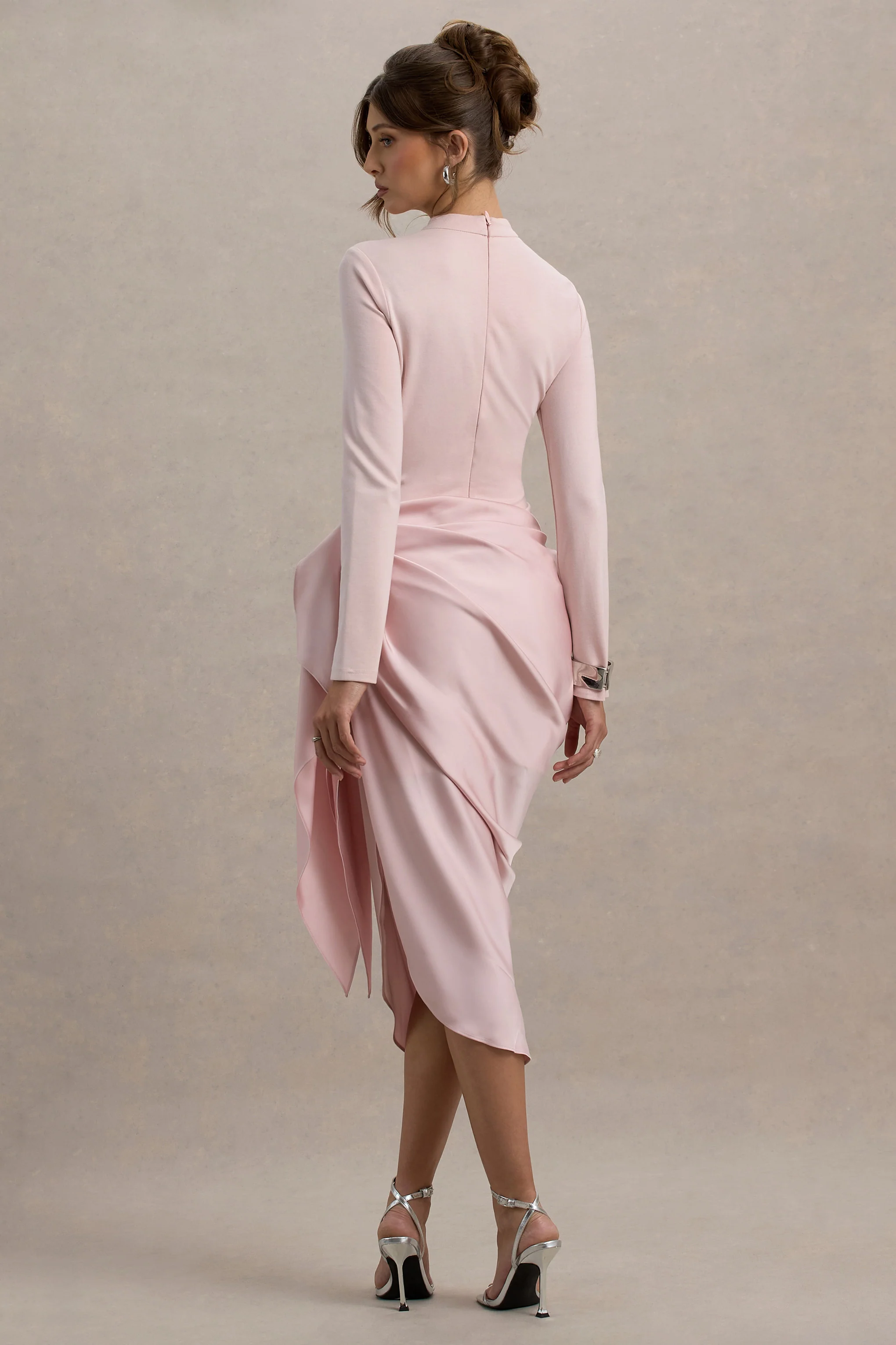 Raffie | Robe mi-longue rose à manches longues avec jupe portefeuille en satin - Image 2