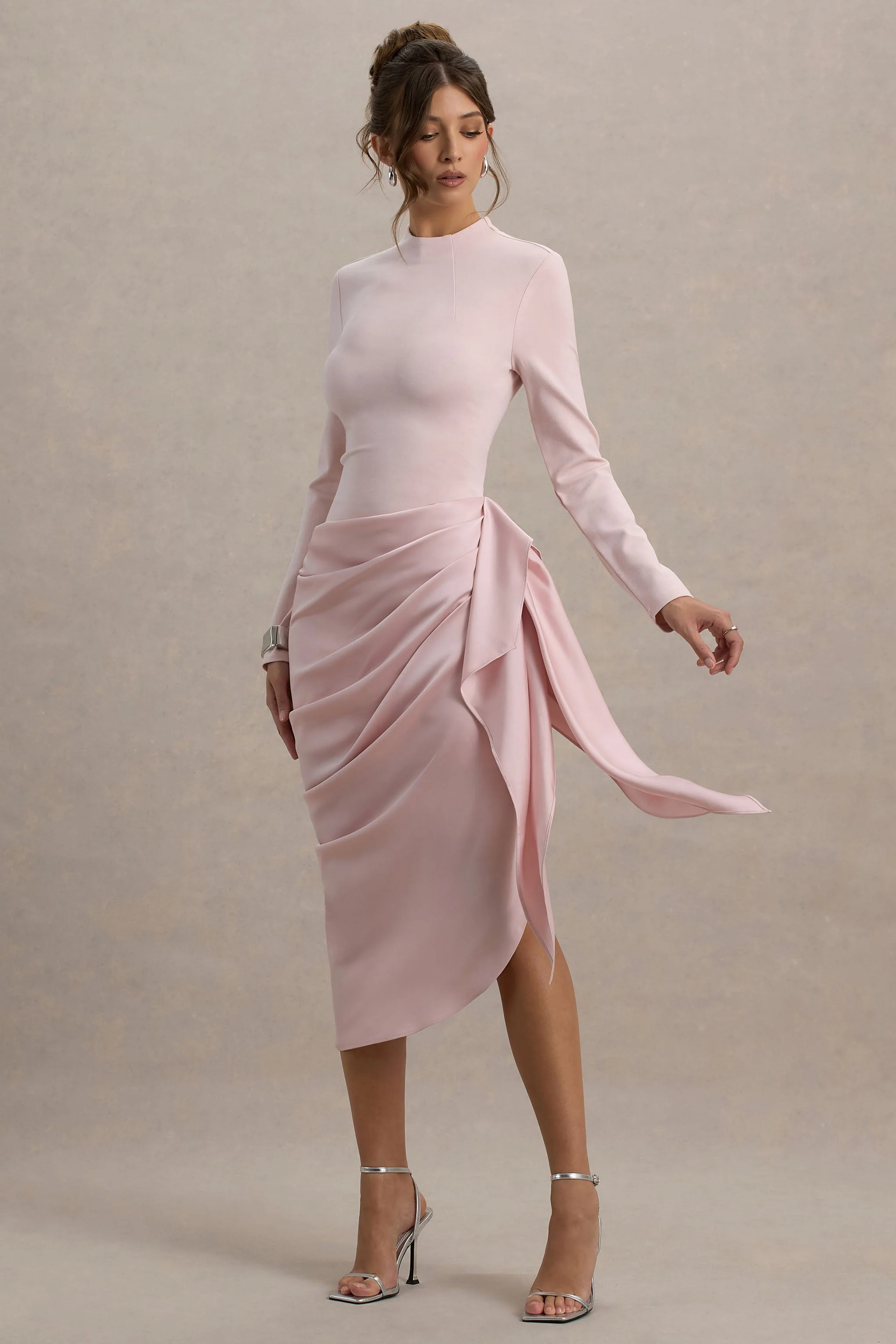 Raffie | Robe mi-longue rose à manches longues avec jupe portefeuille en satin - Image 3