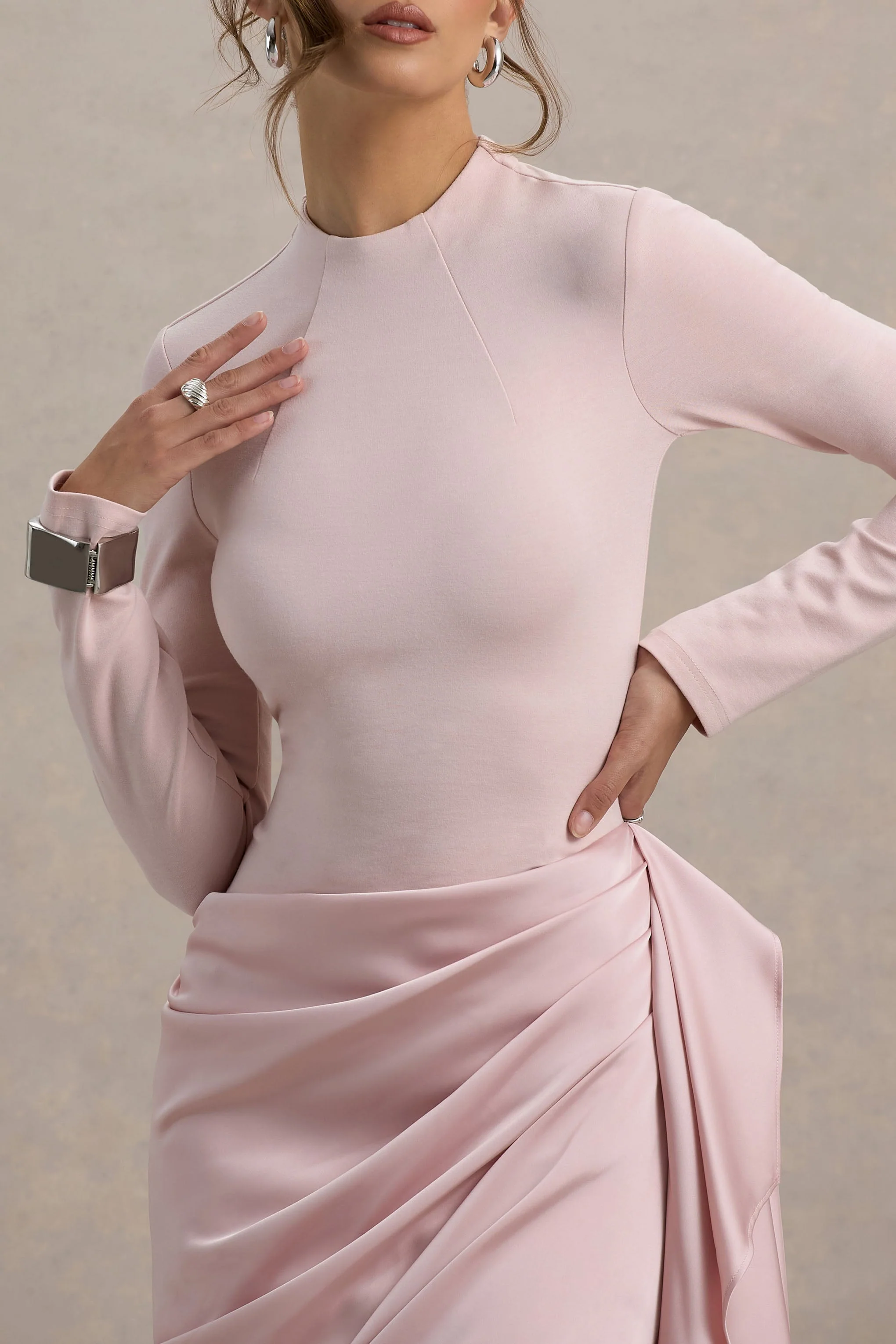Raffie | Robe mi-longue rose à manches longues avec jupe portefeuille en satin - Image 5