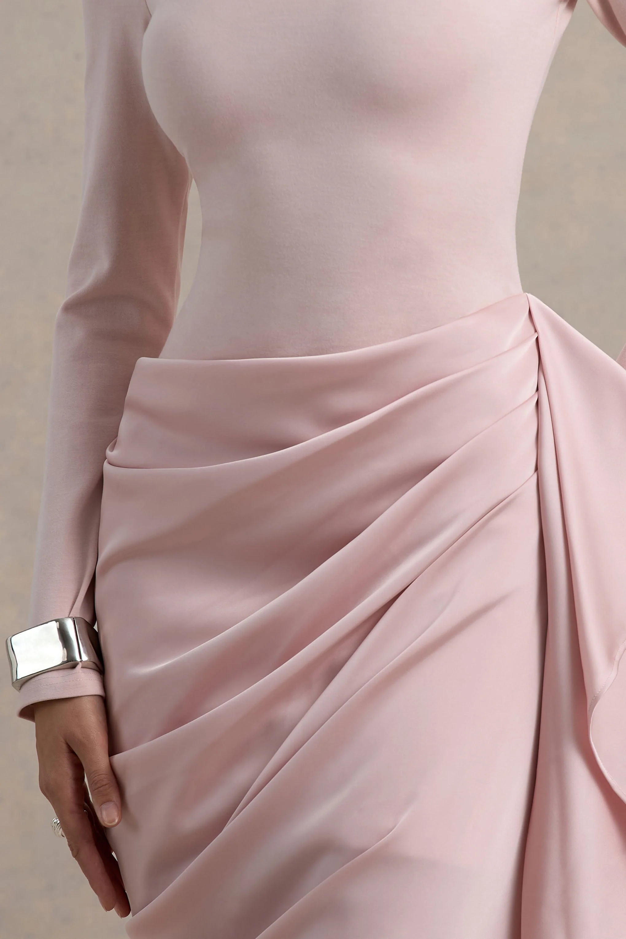 Raffie | Robe mi-longue rose à manches longues avec jupe portefeuille en satin - Image 6